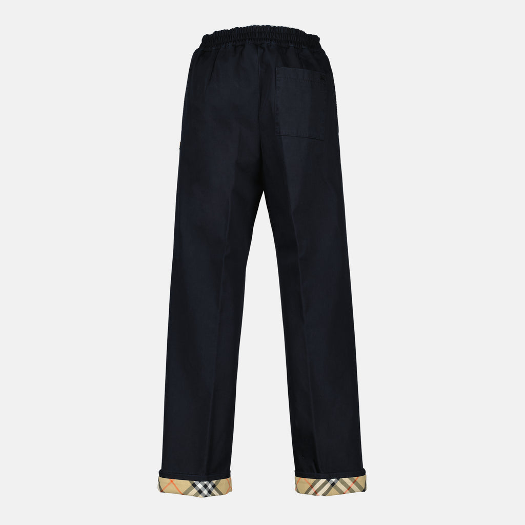Imagen del pantalón de gabardina para hombre de Burberry - Temporada Otoño-Invierno 2025 - Vista Trasera