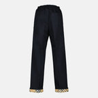 Imagen del pantalón de gabardina para hombre de Burberry - Temporada Otoño-Invierno 2025 - Vista Trasera