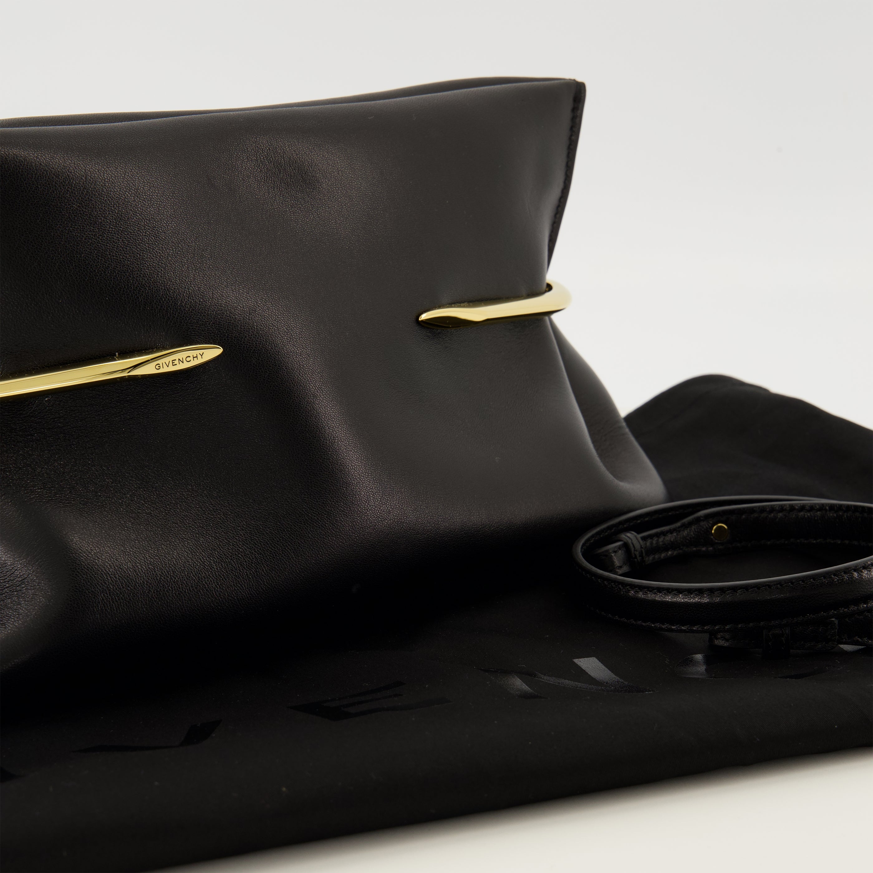 Pochettes Pochette Pinch en cuir nappa noir Givenchy Noir Femme