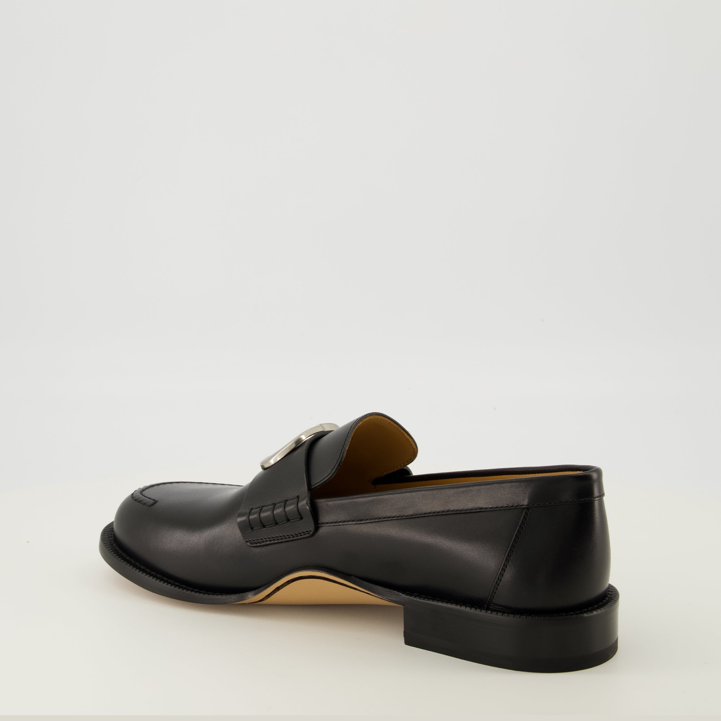 Image de l'article Moccassins Archie noir de la marque Dior pour Homme - Saison Printemps-Été 2026 - Vue trois quarts arrière droite