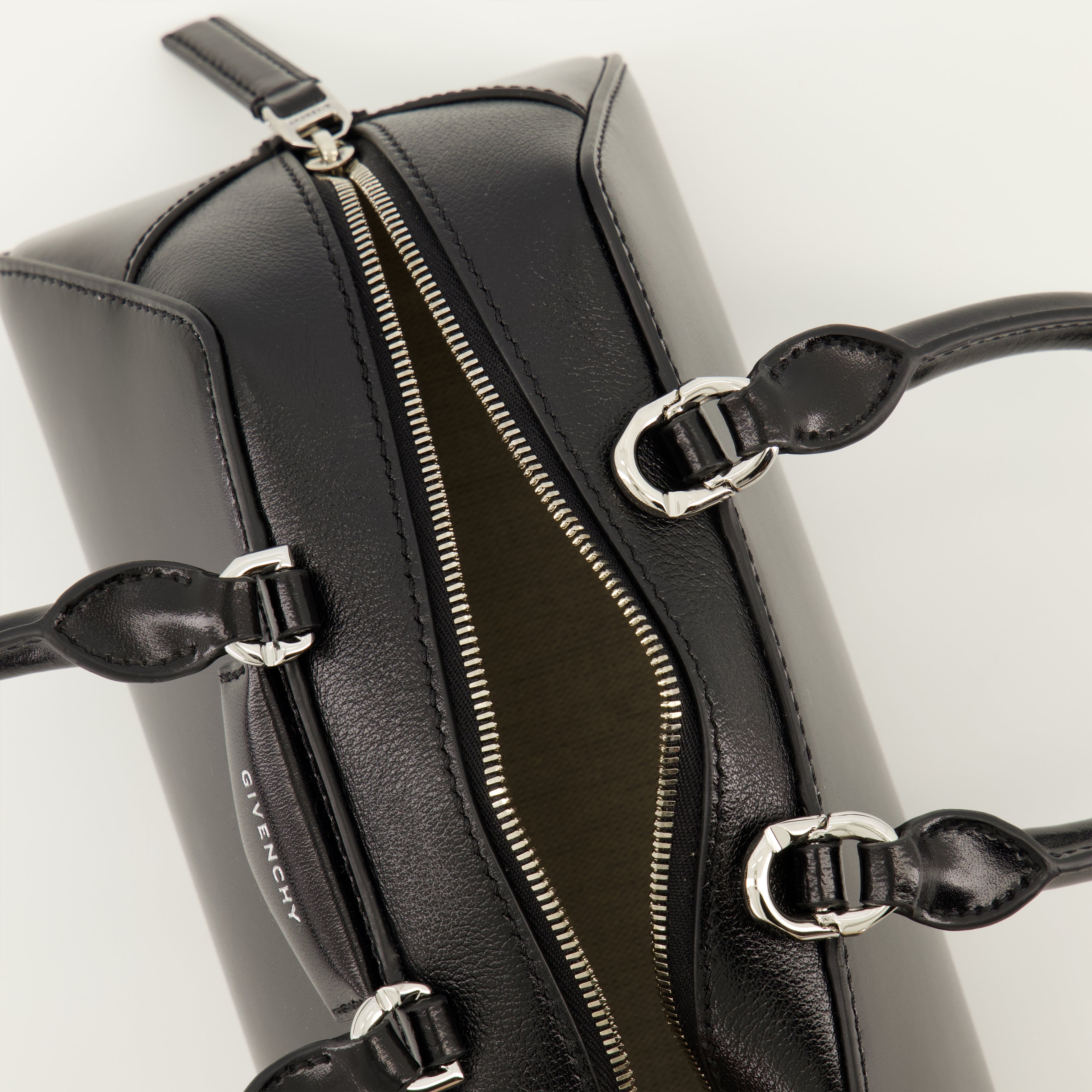 Image de l'article Sac Antigona East-West mini de la marque Givenchy pour Femme - Saison Automne-Hiver 2025 - Vue détaillée_3