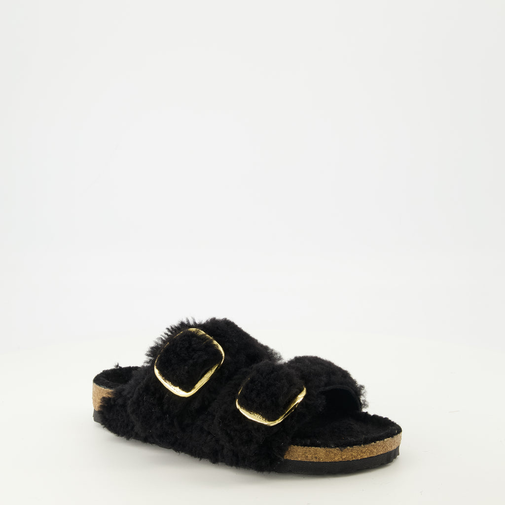 Image de l'article Sandales Arizona en teddy noir de la marque Birkenstock pour Femme - Saison Printemps-Été 2026 - Vue trois quarts avant droite