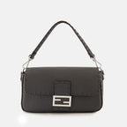 Imagen del bolso Baguette de Fendi para hombre - Otoño-Invierno 2025 - Vista Frontal