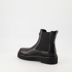 Imagem das Botas Beatle Femininas da marca Valentino Garavani - Outono-Inverno 2025 - Vista três quartos traseira direita