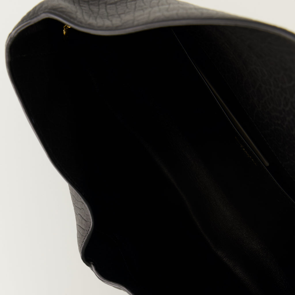 Image de l'article Pochette Cassandre XXL de la marque Saint Laurent pour Femme - Saison Automne-Hiver 2025 - Vue de Dos