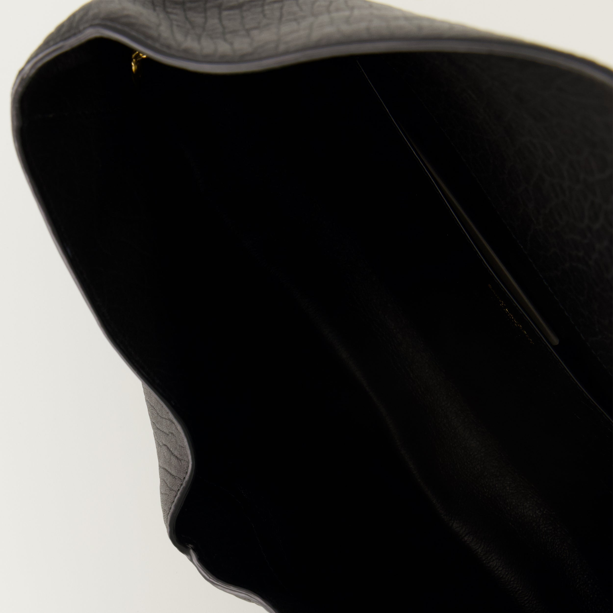 Image de l'article Pochette Cassandre XXL de la marque Saint Laurent pour Femme - Saison Automne-Hiver 2025 - Vue de Dos