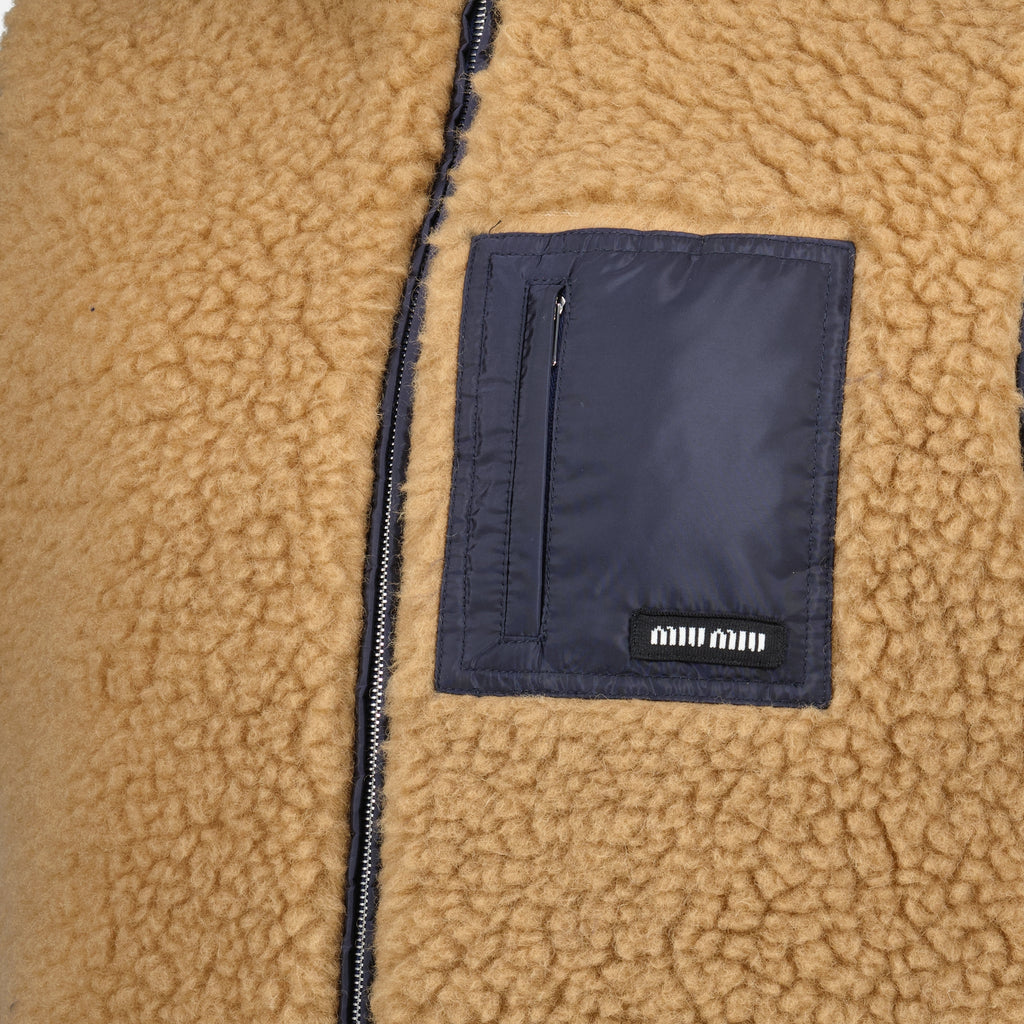 Bild des Miu Miu Damen braunen Teddy-Westes - Frühjahr-Sommer 2026 - Detailansicht_1