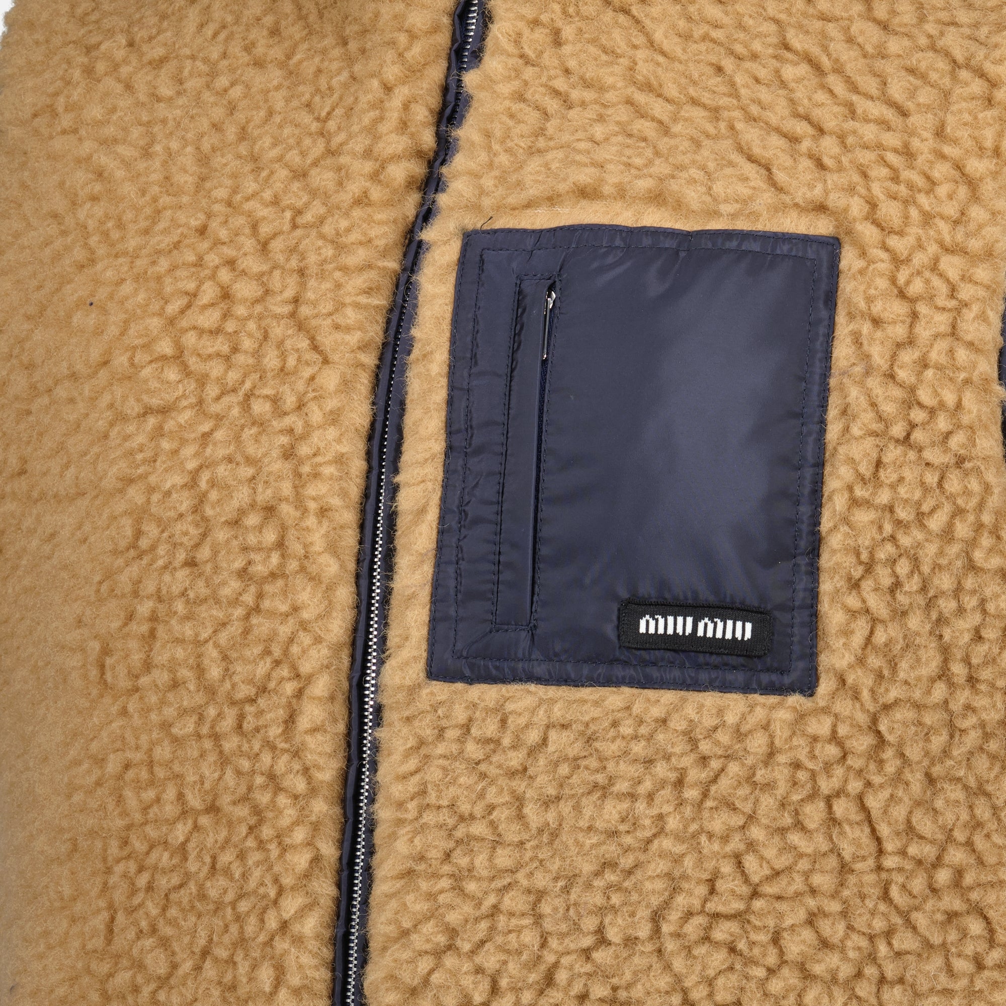 Bild des Miu Miu Damen braunen Teddy-Westes - Frühjahr-Sommer 2026 - Detailansicht_1