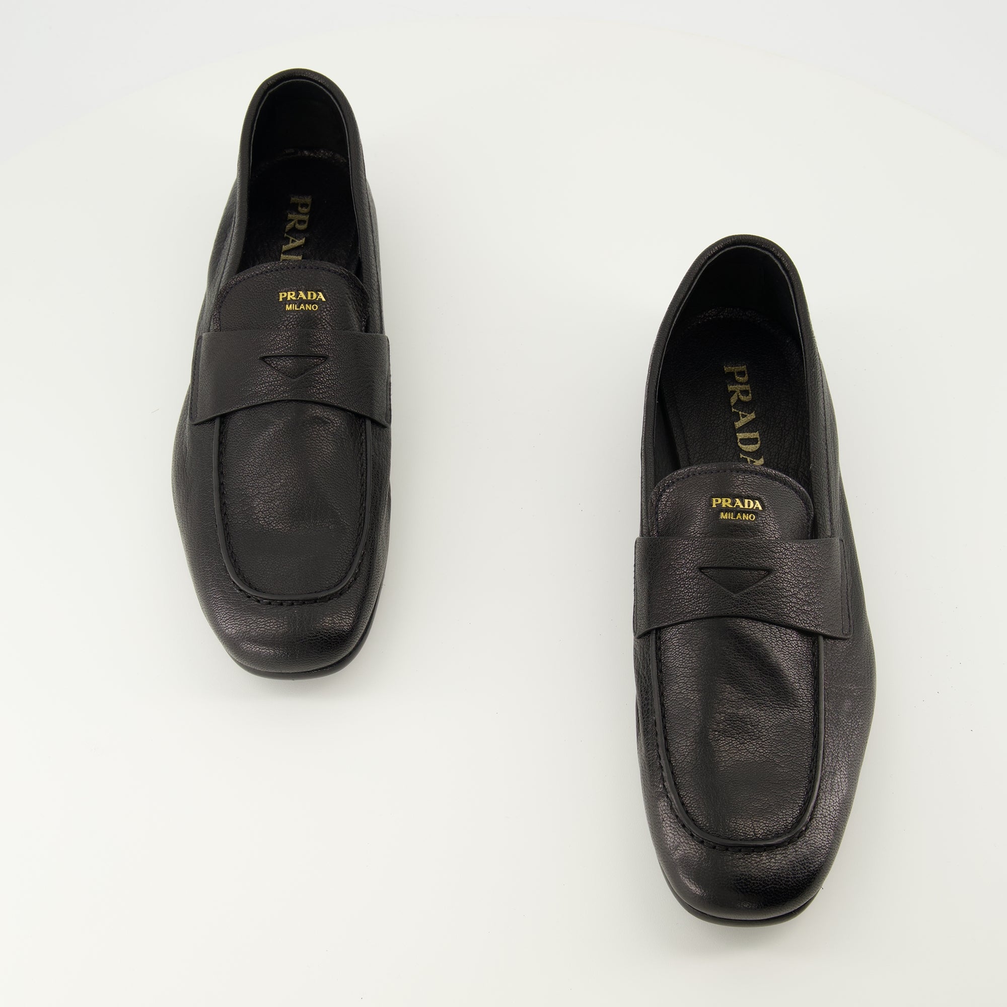 Image de l'article Mocassins en cuir noir de la marque Prada pour Homme - Saison Printemps-Été 2026 - Vue de dessus paire de chaussure