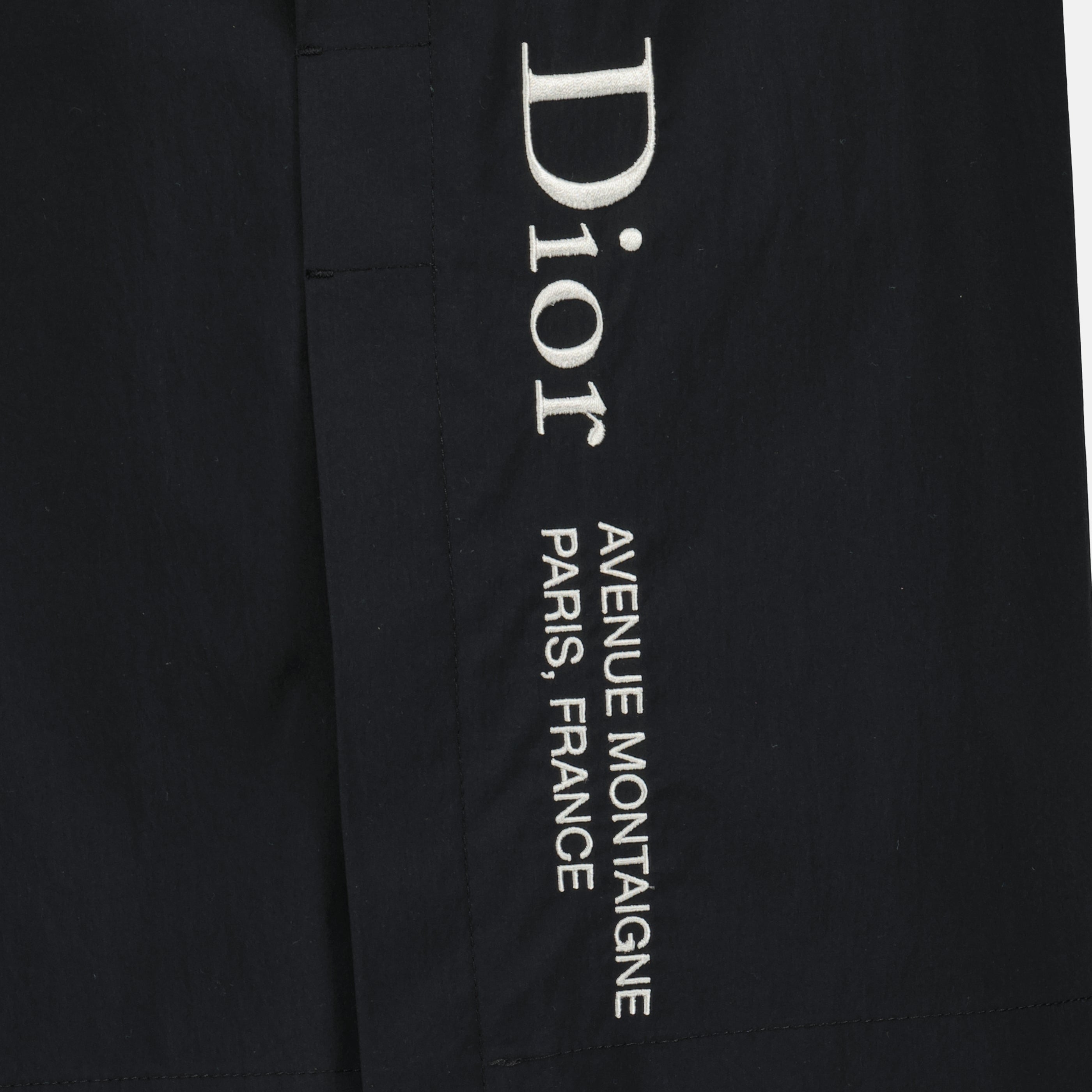 Immagine dei pantaloni corti neri Dior Montaigne del marchio Dior per Uomo - Stagione Primavera-Estate 2026 - Vista Dettagliata_1