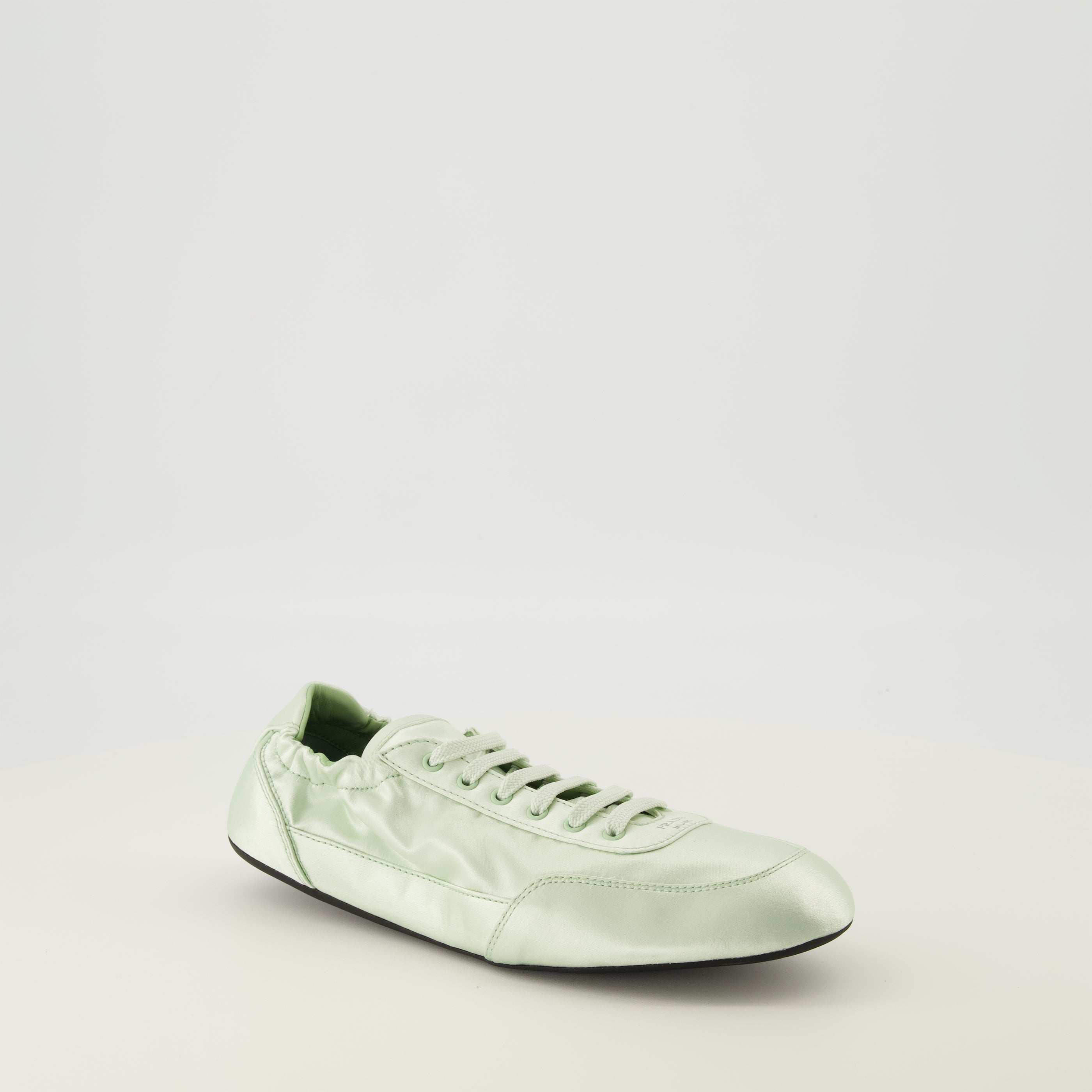 Image de l'article Baskets Collapse en soie vert d'eau de la marque Prada pour Femme - Saison Printemps-Été 2026 - Vue trois quarts avant droite