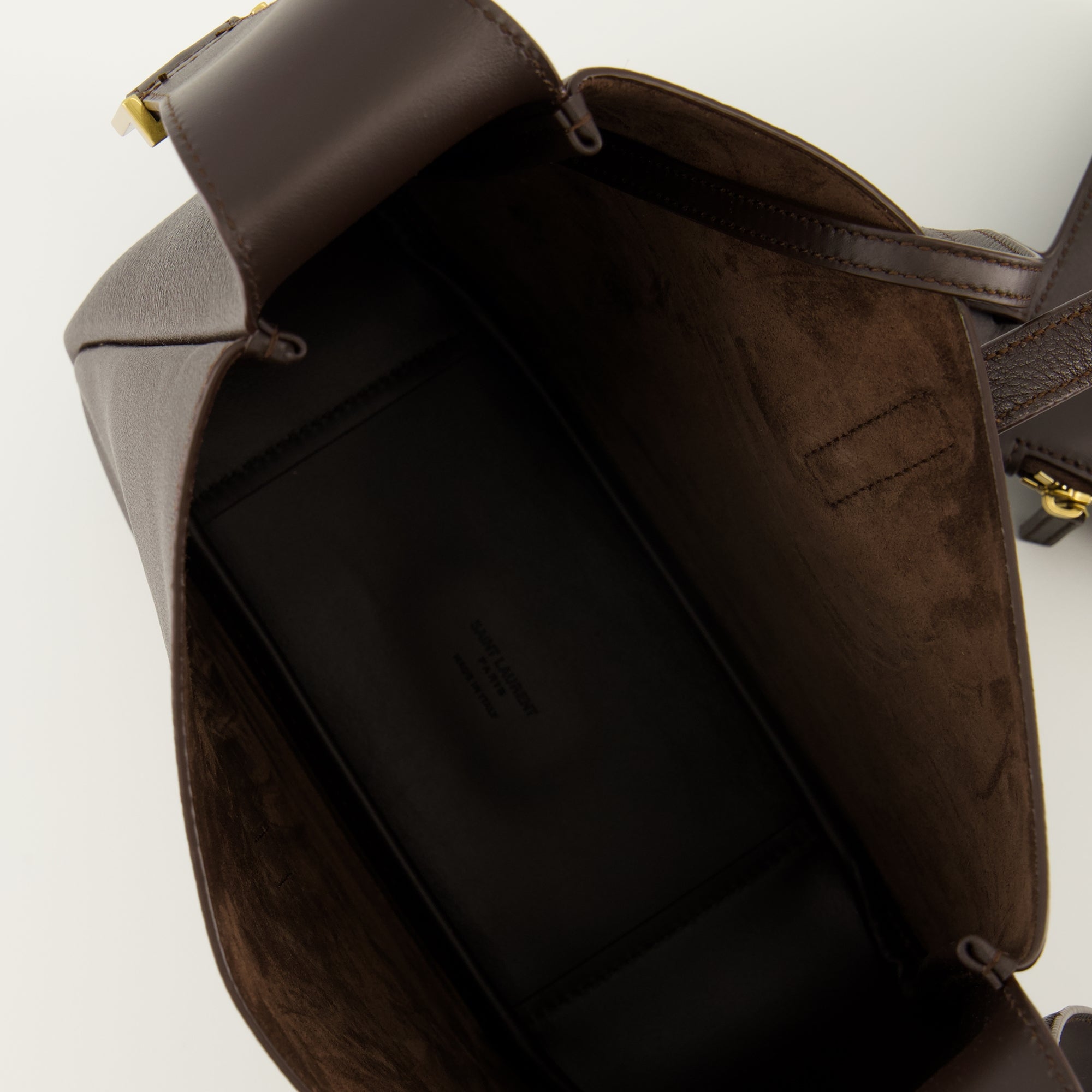 Bild des kleinen braunen Sac le 5 à 7 von Saint Laurent für Frauen - Frühjahr/Sommer 2026 - Detailansicht_3