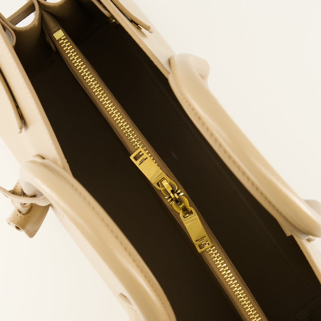 Bild der kleinen beigefarbenen Tagestasche von Saint Laurent für Damen - Frühjahr-Sommer 2026 - Detaillierte Ansicht_3