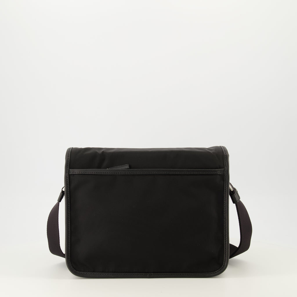 プラダのメンズリナイロンと黒レザーのバッグの画像 - 春夏2026 - 背面ビュー