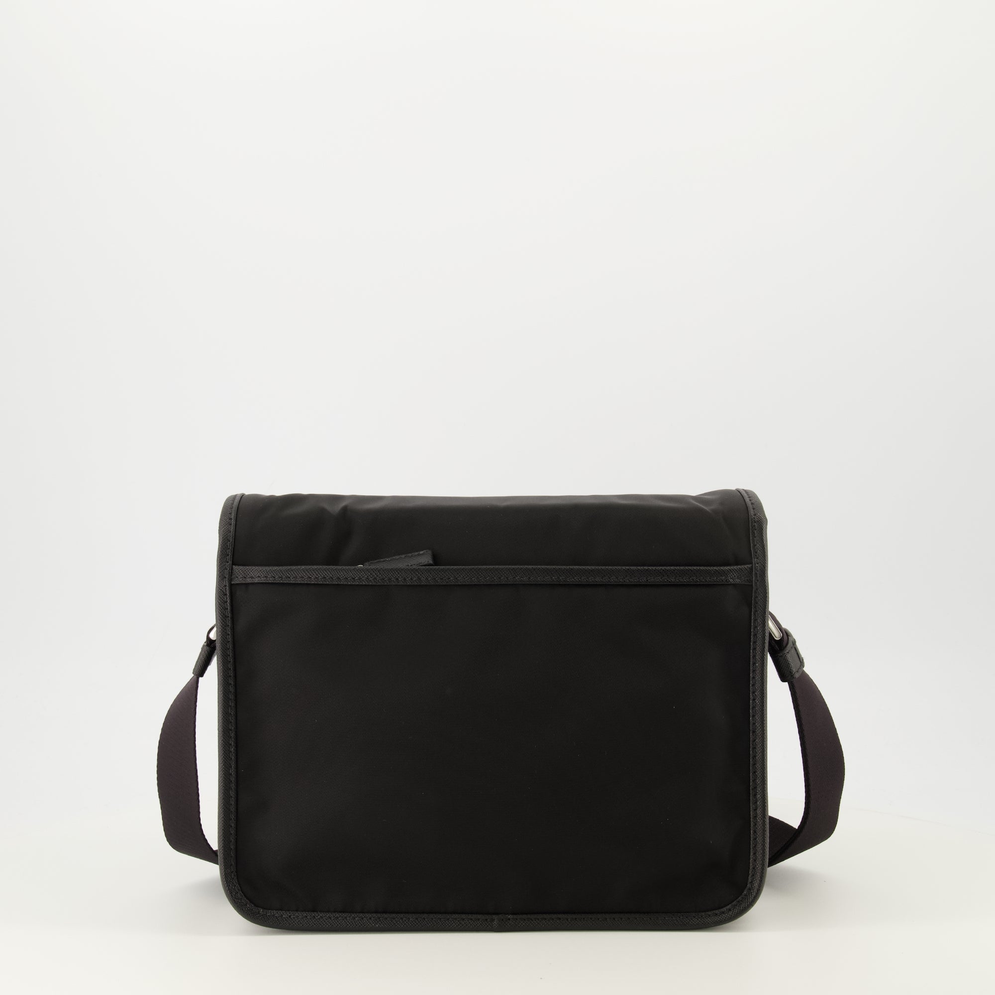 Image de l'article Sac en Re-Nylon et cuir noir de la marque Prada pour Homme - Saison Printemps-Été 2026 - Vue de Dos