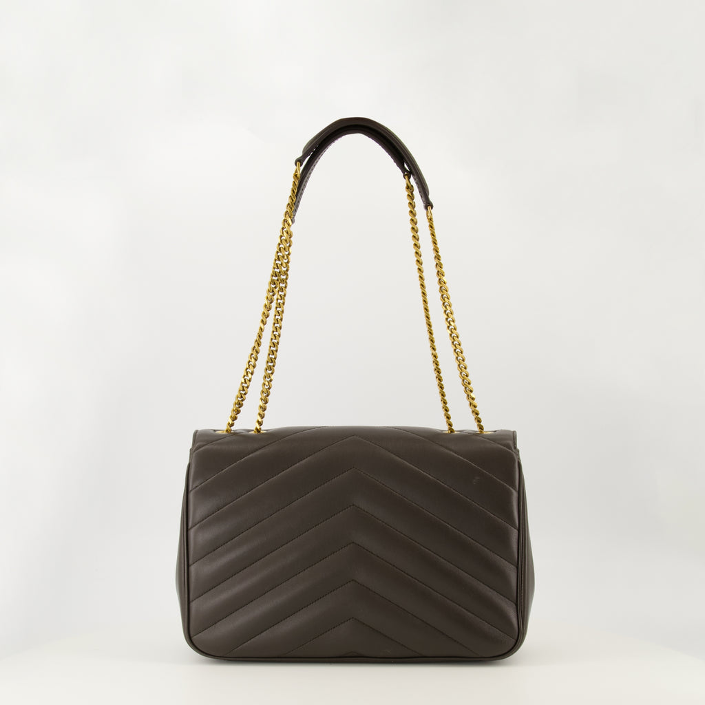 Bild der großen Loulou-Tasche der Marke Saint Laurent für Frauen - Herbst-Winter 2025 - Rückansicht