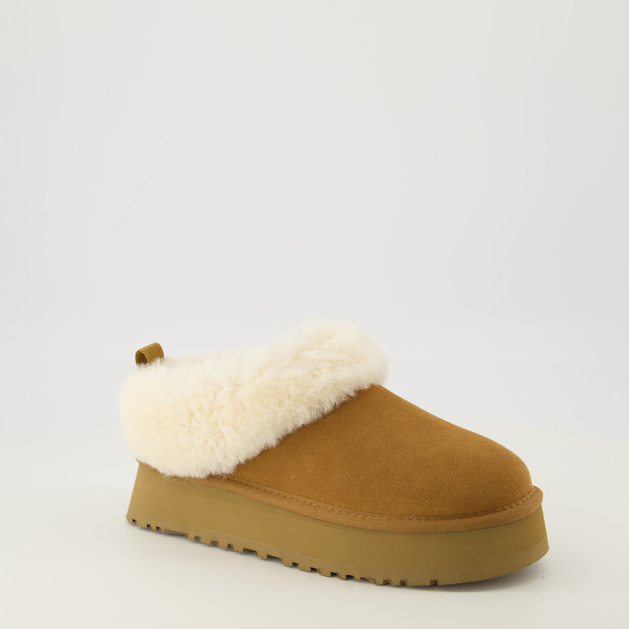 Image de l'article Bottines Tazzelle marron de la marque Ugg pour Femme - Saison Printemps-Été 2026 - Vue trois quarts avant droite