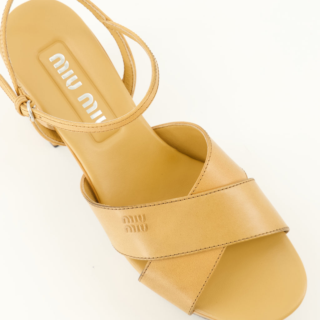 Chaussures ouvertes Sandali con tacco in pelle marrone Miu Miu Beige Femme