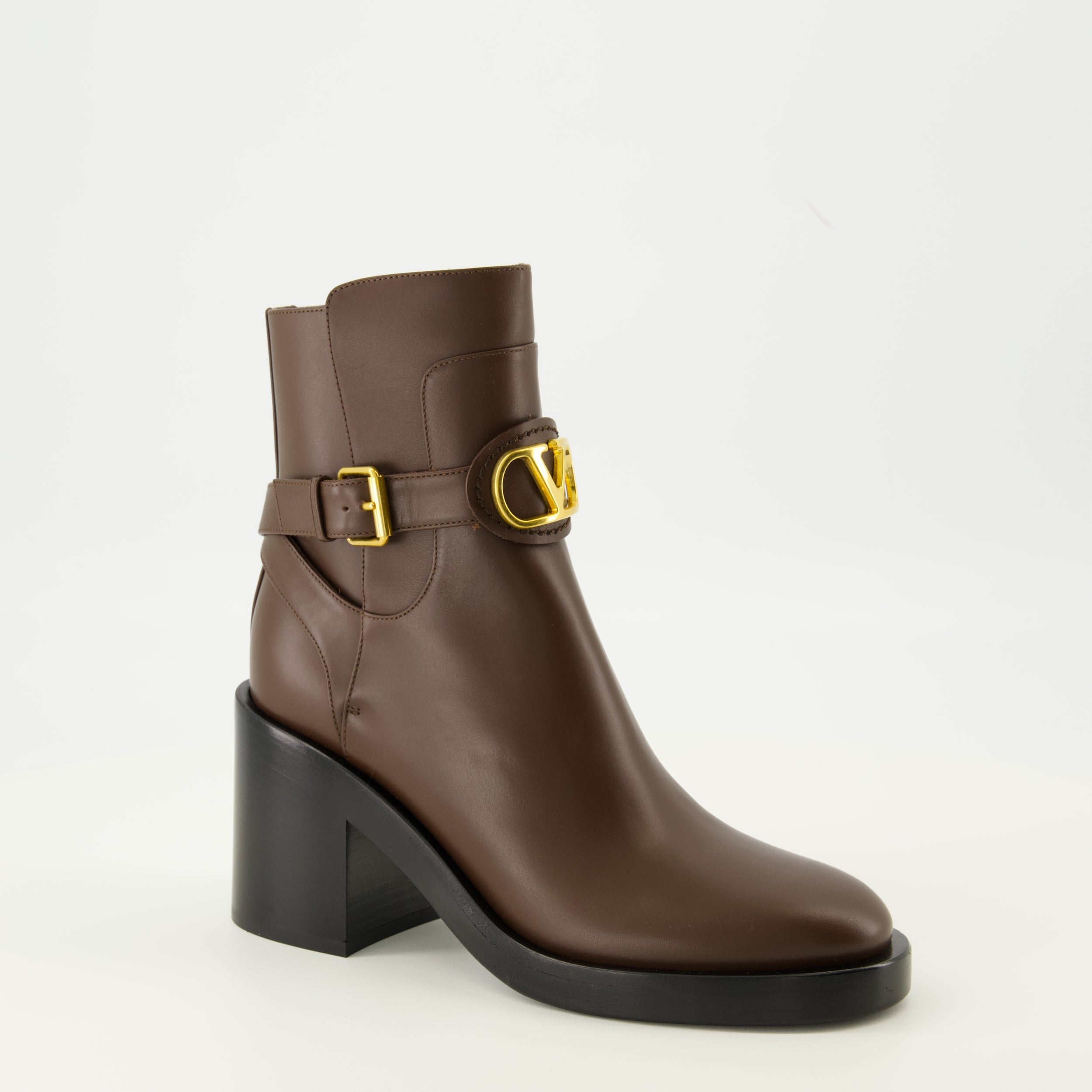 Image de l'article Bottines Vlogo de la marque Valentino Garavani pour Femme - Saison Automne-Hiver 2025 - Vue trois quarts avant droite