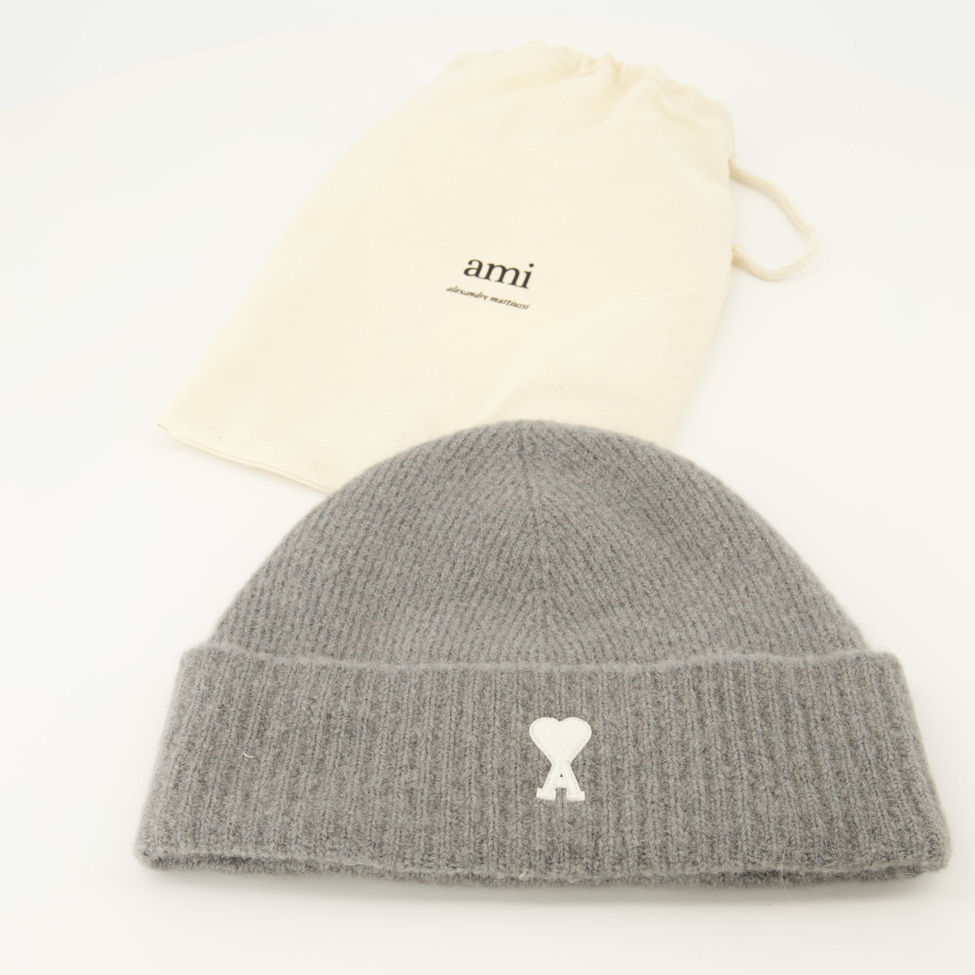 Image of the Ami de coeur beanie from the brand Ami PARIS for Unisex - Autumn-Winter 2025 - Detailed View_3