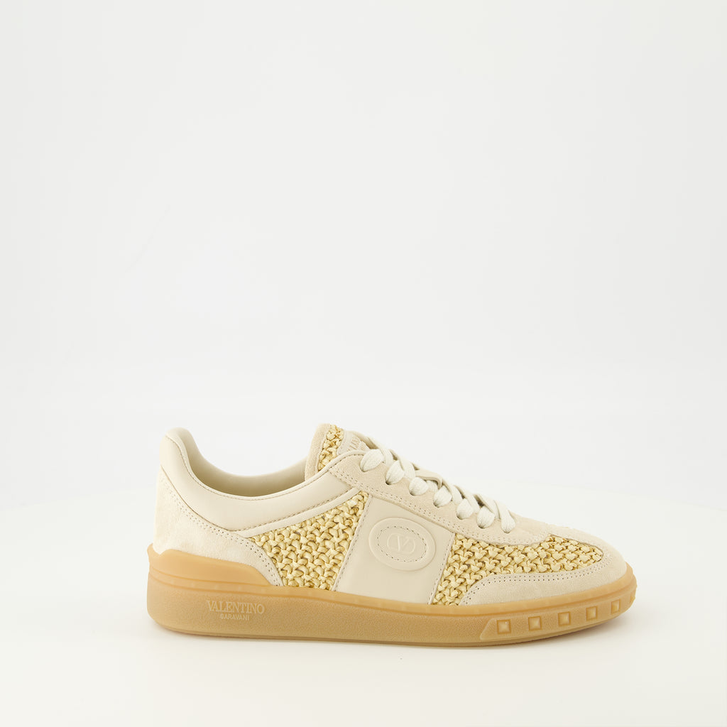 Imagen de las zapatillas UpVillage de rafia beige de la marca Valentino Garavani para mujer - Temporada Primavera-Verano 2026 - Vista lateral derecha