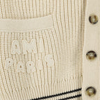 Bild des beigen Cardigans AMI Paris der Marke Ami PARIS für Unisex - Saison Frühling-Sommer 2026 - Detaillierte Ansicht_1