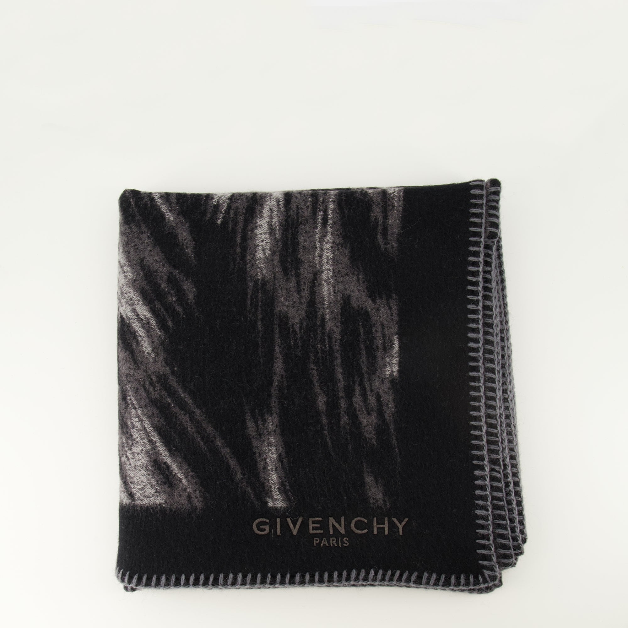 Image de l'article Écharpe en laine imprimé de la marque Givenchy pour Femme - Saison Automne-Hiver 2025 - Vue détaillée_2