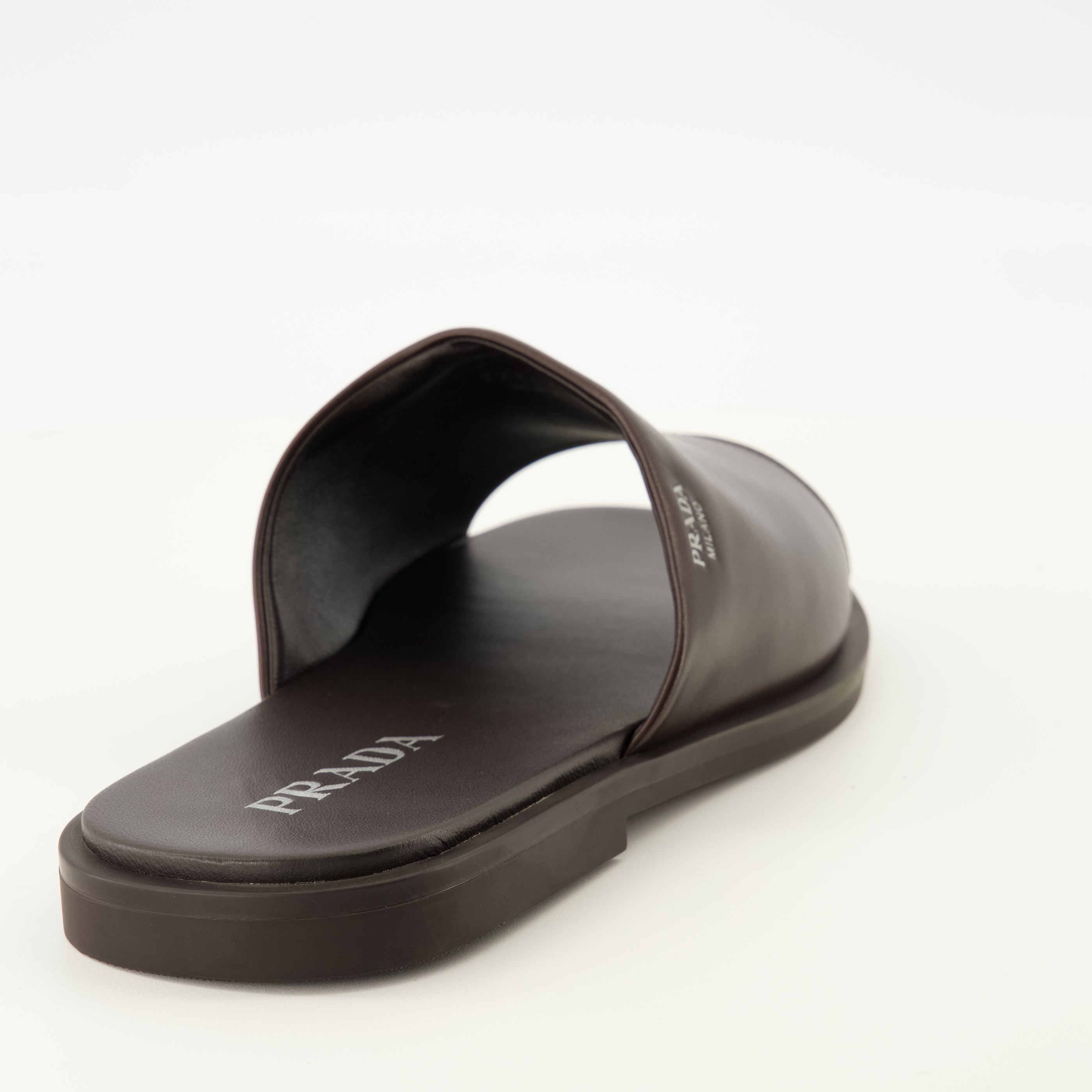 Chaussures ouvertes Mules en cuir marron Prada Marron Homme