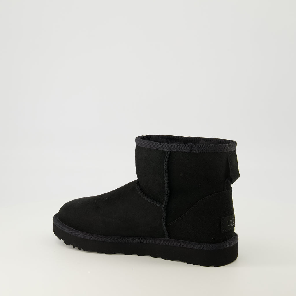 Image of the Ugg Women's Classic Mini II Boots - Autumn-Winter 2025 Season - Three quarters right rear view