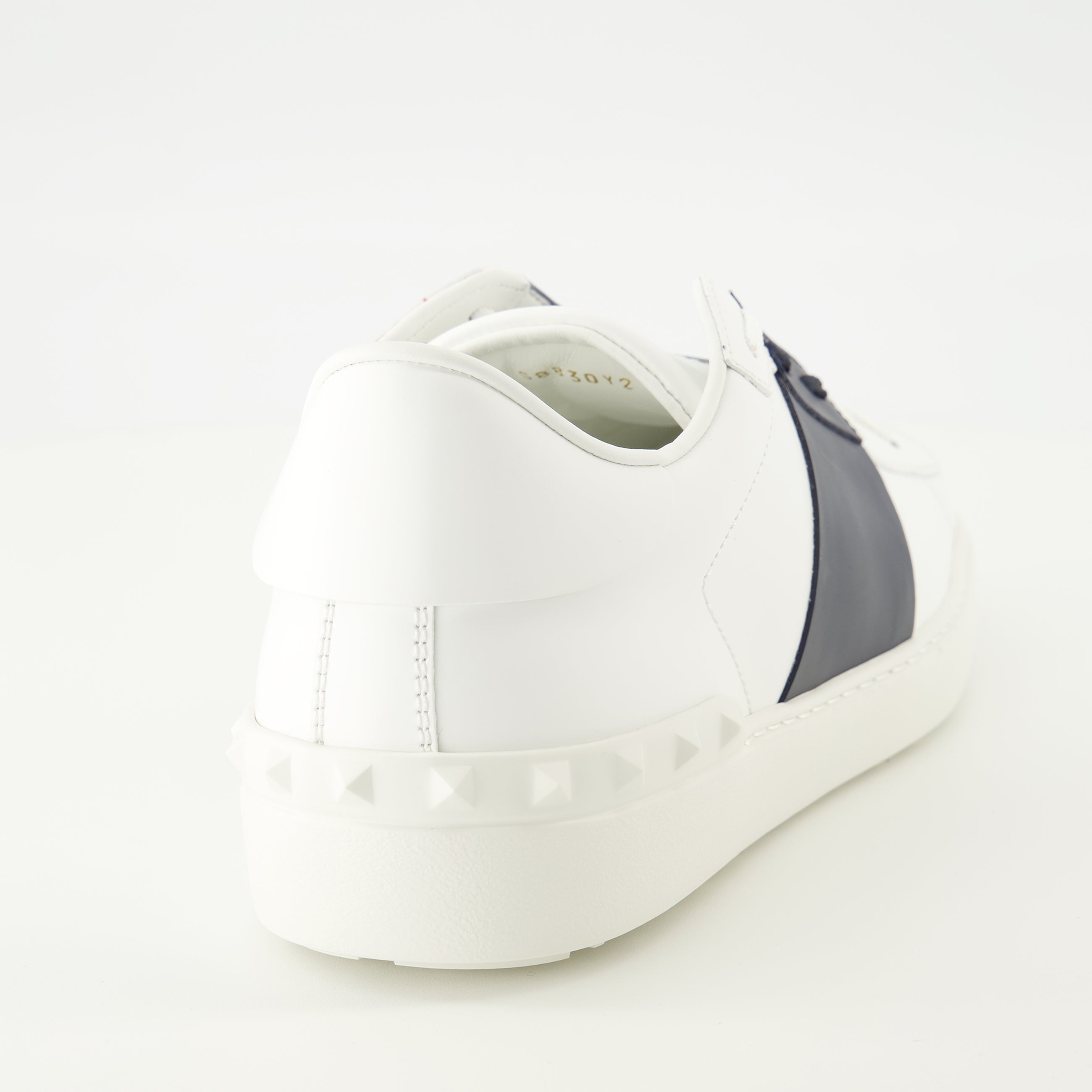 Image de l'article Baskets Open à bande bleu marine de la marque Valentino Garavani pour Homme - Saison Printemps-Été 2026 - Vue détaillée de haut