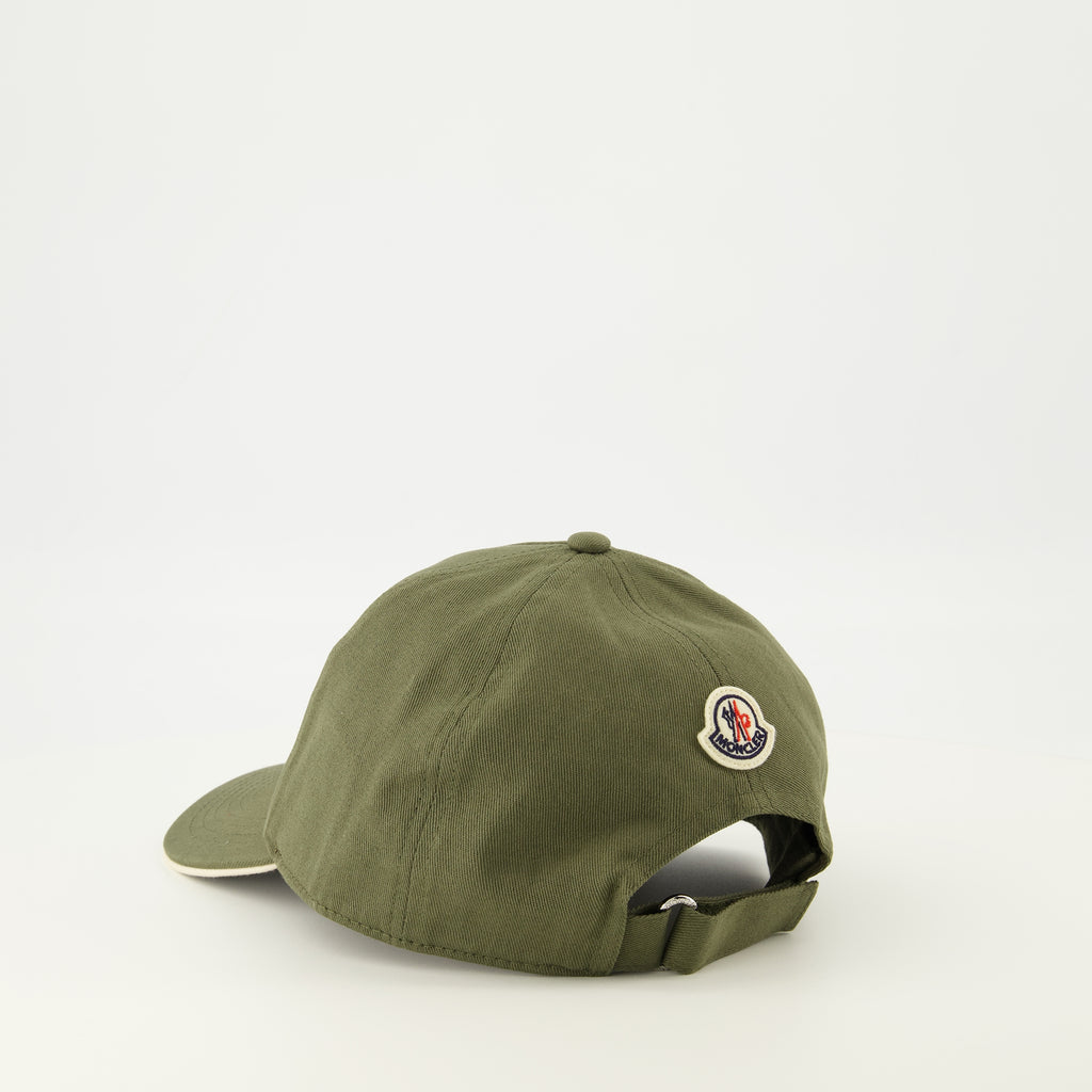 Immagine del cappello khaki con logo del marchio Moncler per Uomo - Collezione Primavera-Estate 2026 - Vista Dettagliata 2