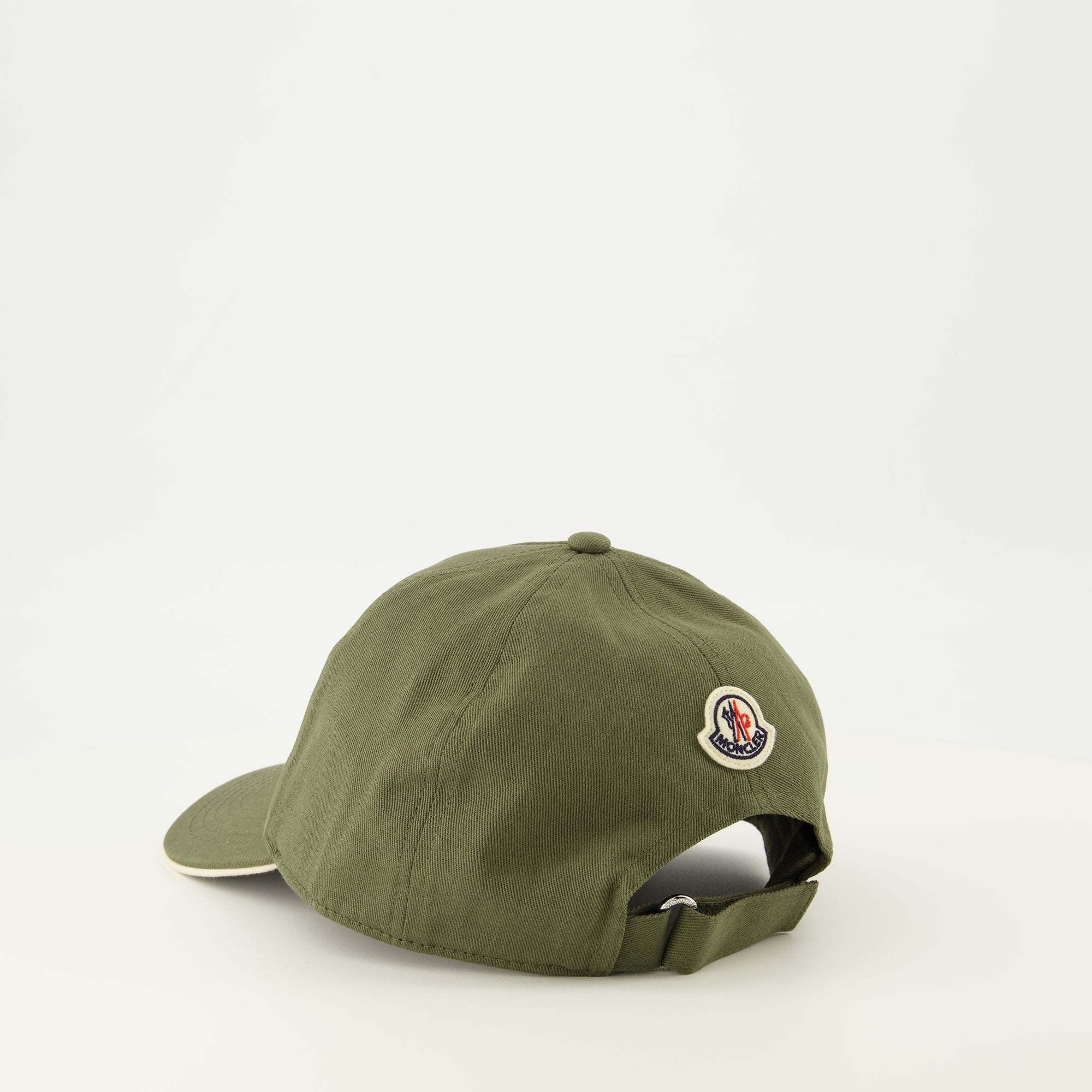 Immagine del cappello khaki con logo del marchio Moncler per Uomo - Collezione Primavera-Estate 2026 - Vista Dettagliata 2