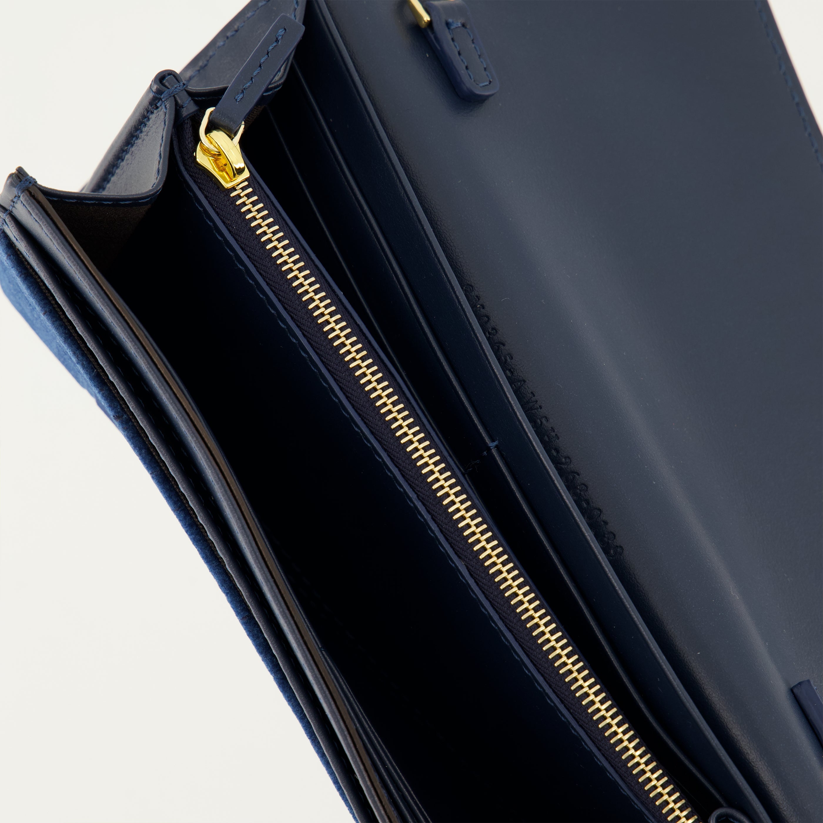 Image de l'article Portefeuille Baguette avec chaîne bleu marine de la marque Fendi pour Femme - Saison Printemps-Été 2026 - Vue détaillée_3