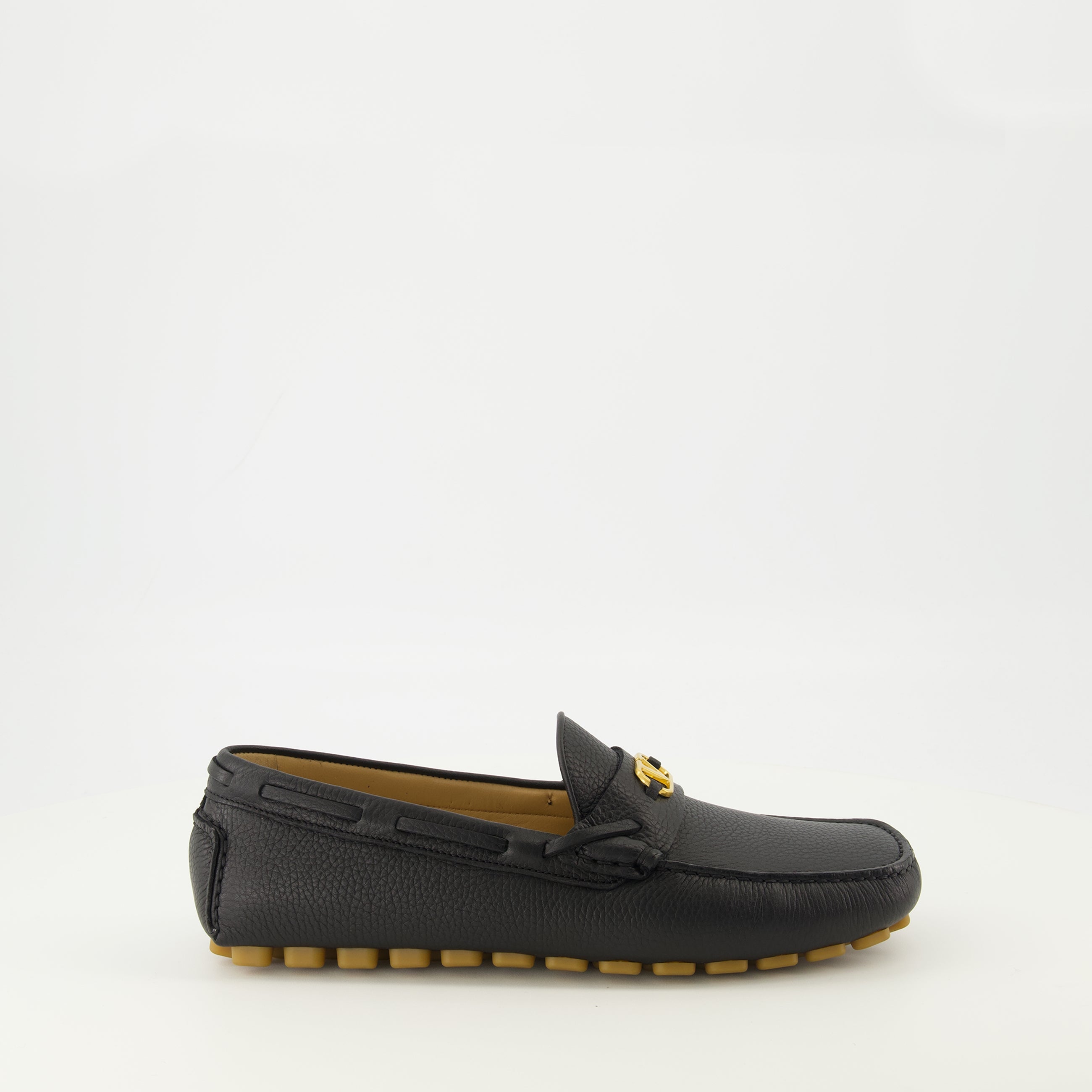Image de l'article Mocassins Driver en cuir noir de la marque Valentino Garavani pour Homme - Saison Printemps-Été 2026 - Vue latérale droite