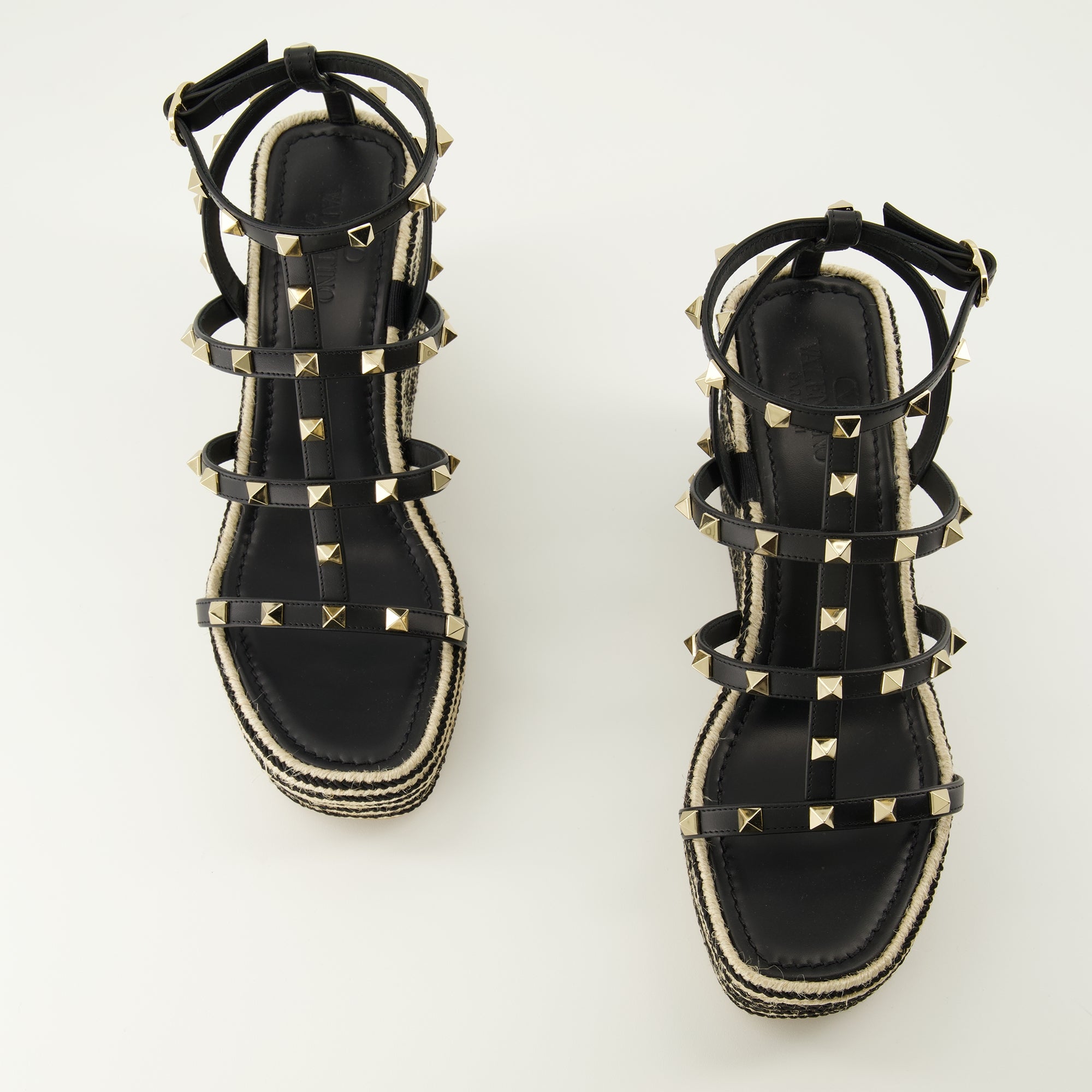 Image de l'article Sandales Compensées Rockstud noir de la marque Valentino Garavani pour Femme - Saison Printemps-Été 2026 - Vue de dessus paire de chaussure