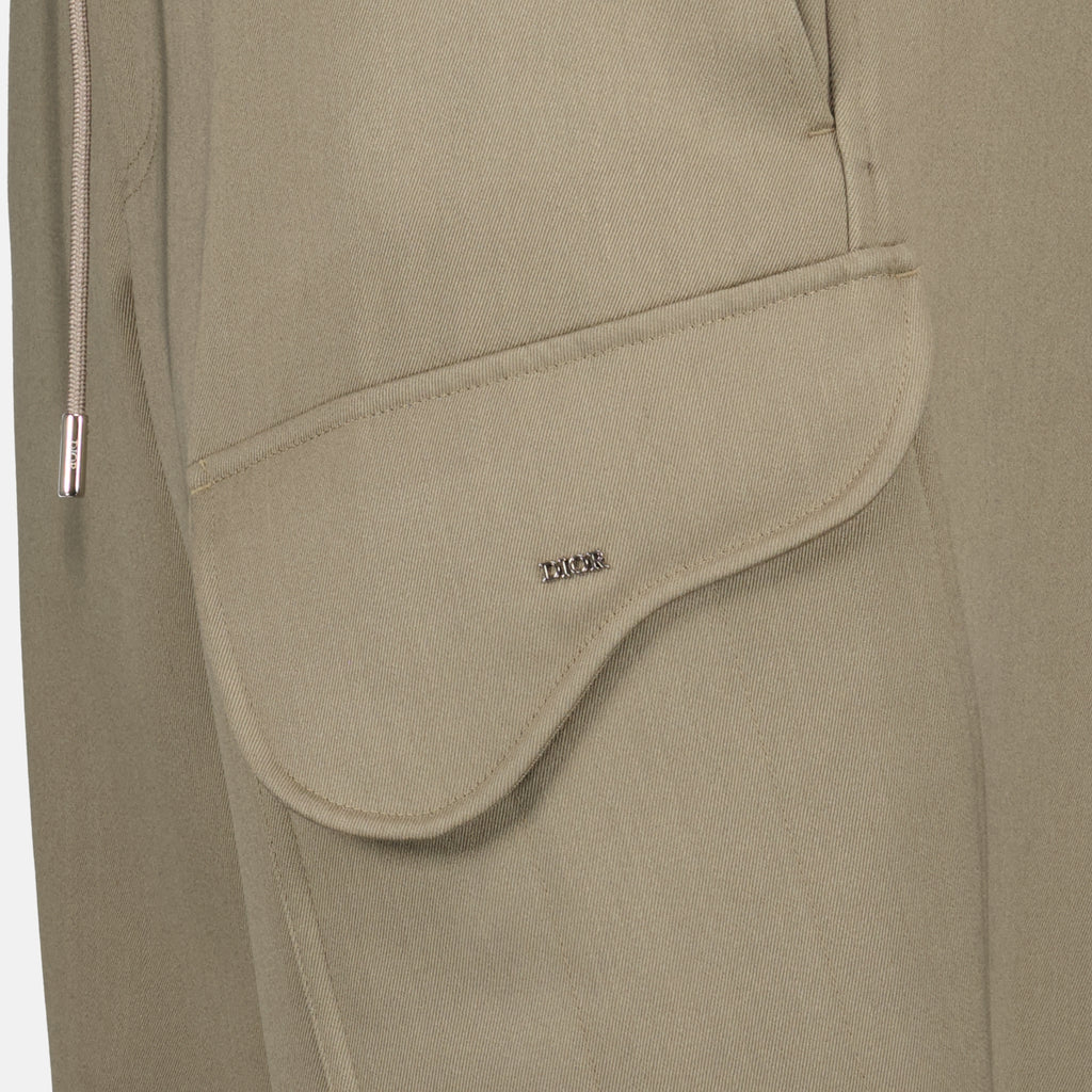 Bild der beigen Cargo-Hose der Marke Dior für Herren - Frühling-Sommer 2026 - Detaillierte Ansicht_1