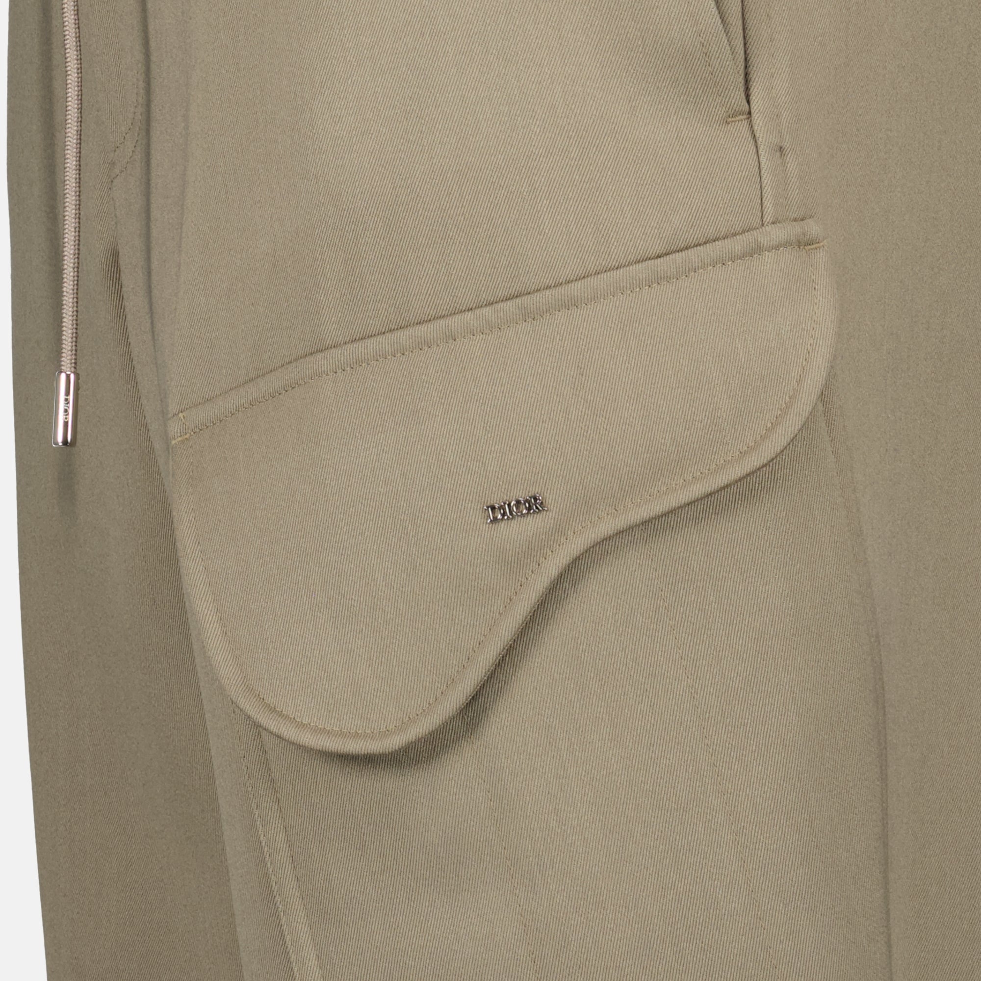 Bild der beigen Cargo-Hose der Marke Dior für Herren - Frühling-Sommer 2026 - Detaillierte Ansicht_1