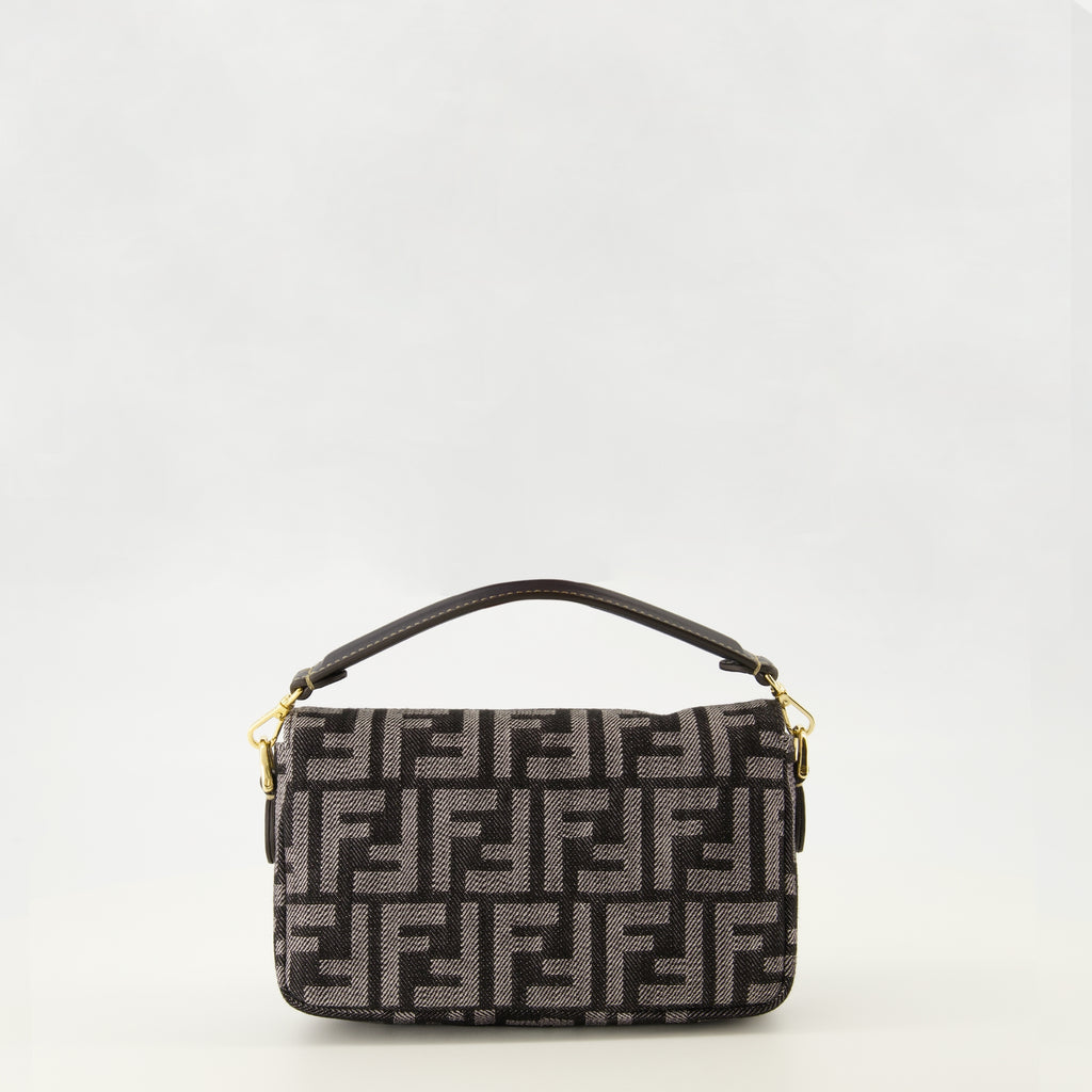 Imagen del bolso mini Baguette en denim FF de la marca Fendi para Mujer - Temporada Otoño-Invierno 2025 - Vista Posterior