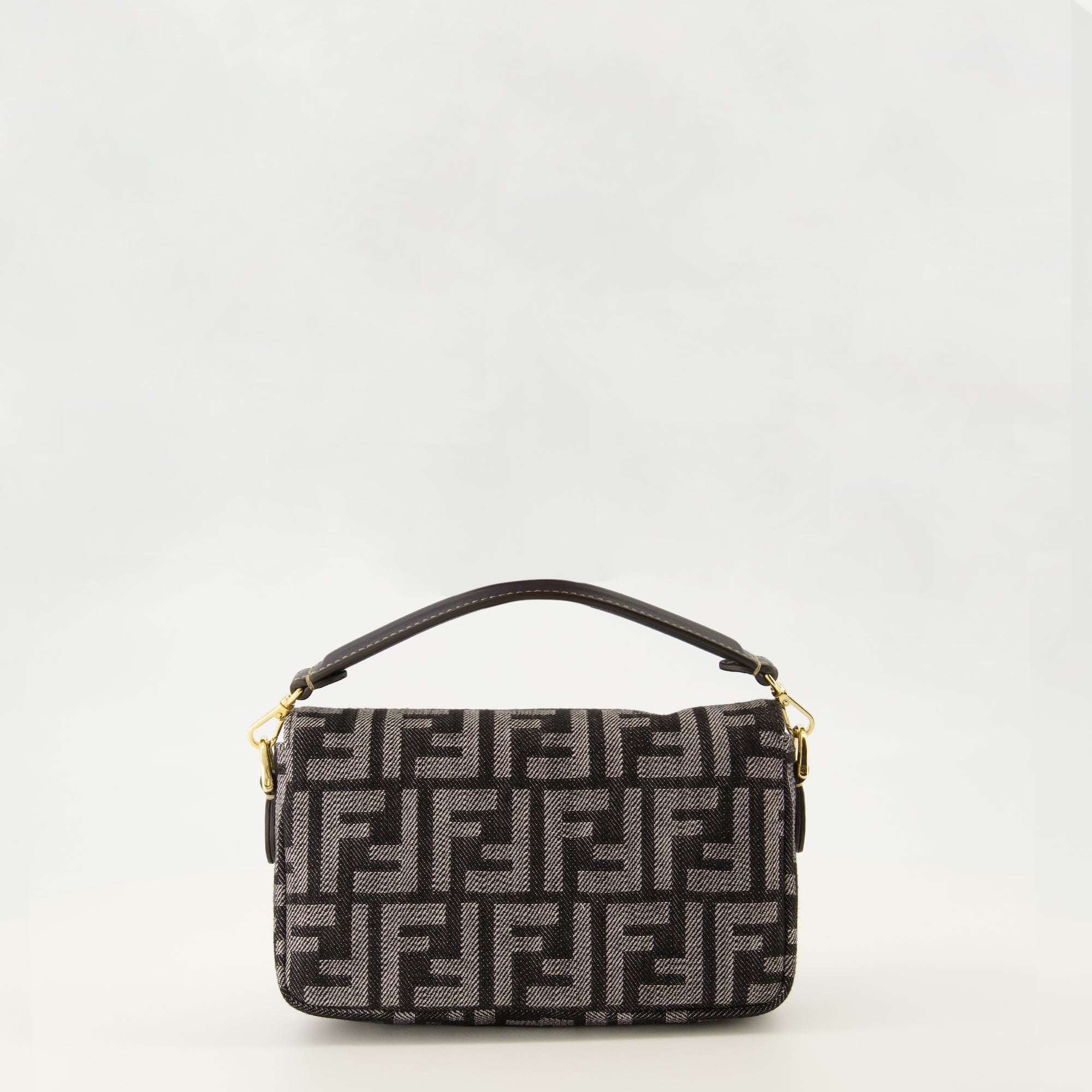 Imagen del bolso mini Baguette en denim FF de la marca Fendi para Mujer - Temporada Otoño-Invierno 2025 - Vista Posterior