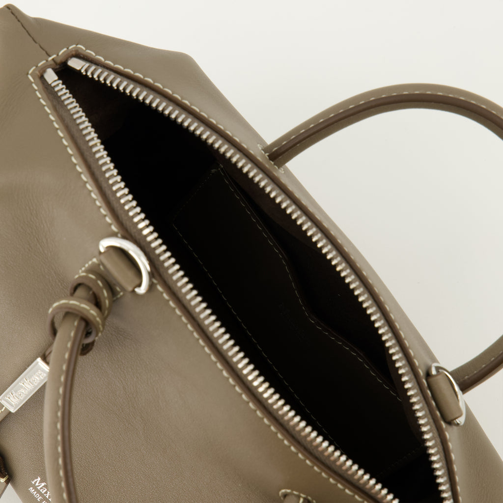 Imagem da pequena bolsa Boston em couro caqui da marca Max Mara para Mulher - Coleção Primavera-Verão 2026 - Vista Detalhada_3