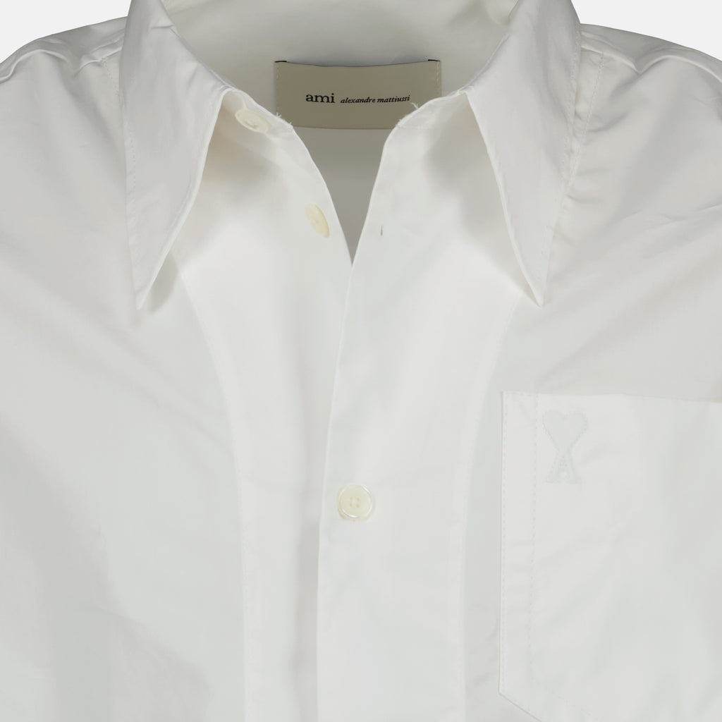 Imagem da camisa branca de algodão com coração AMI da marca Ami PARIS para Unisex - Temporada Primavera-Verão 2026 - Vista Detalhada_2