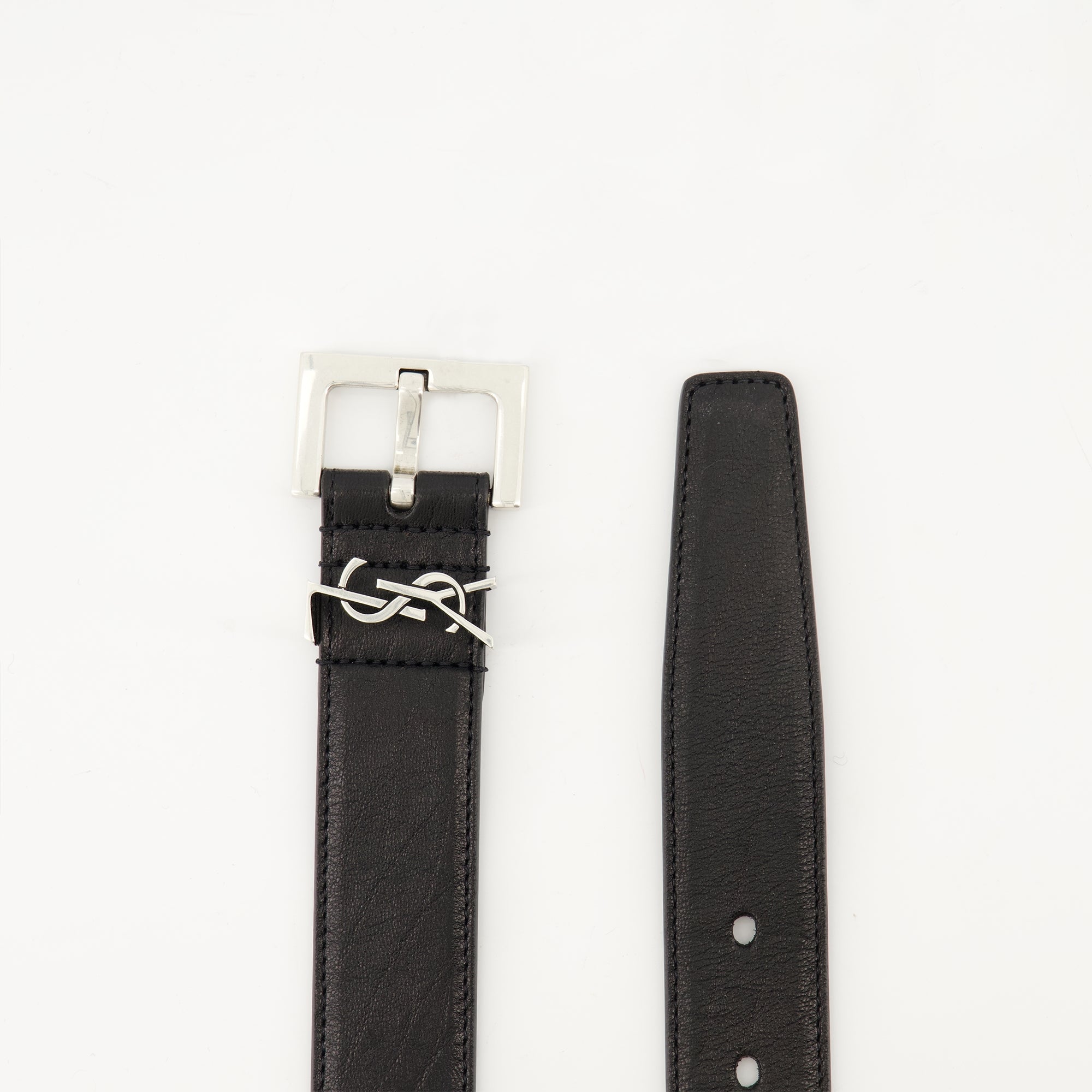 Image of the Cassandre belt from the brand Saint Laurent for Women - Fall-Winter 2025 - Detailed View_3