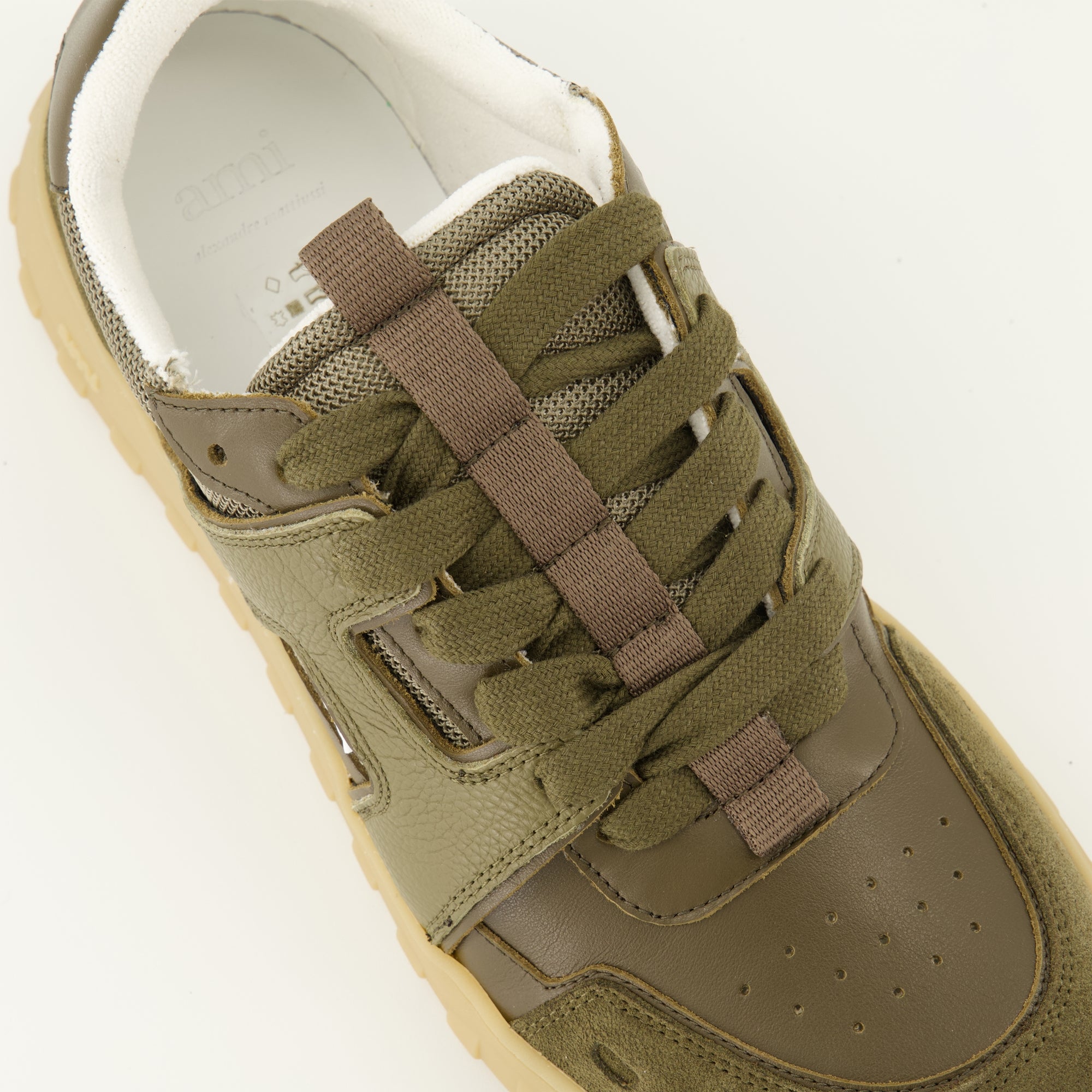 Image de l'article Baskets A Walk de la marque Ami PARIS pour Unisex - Saison Automne-Hiver 2025 - Vue détaillée de haut