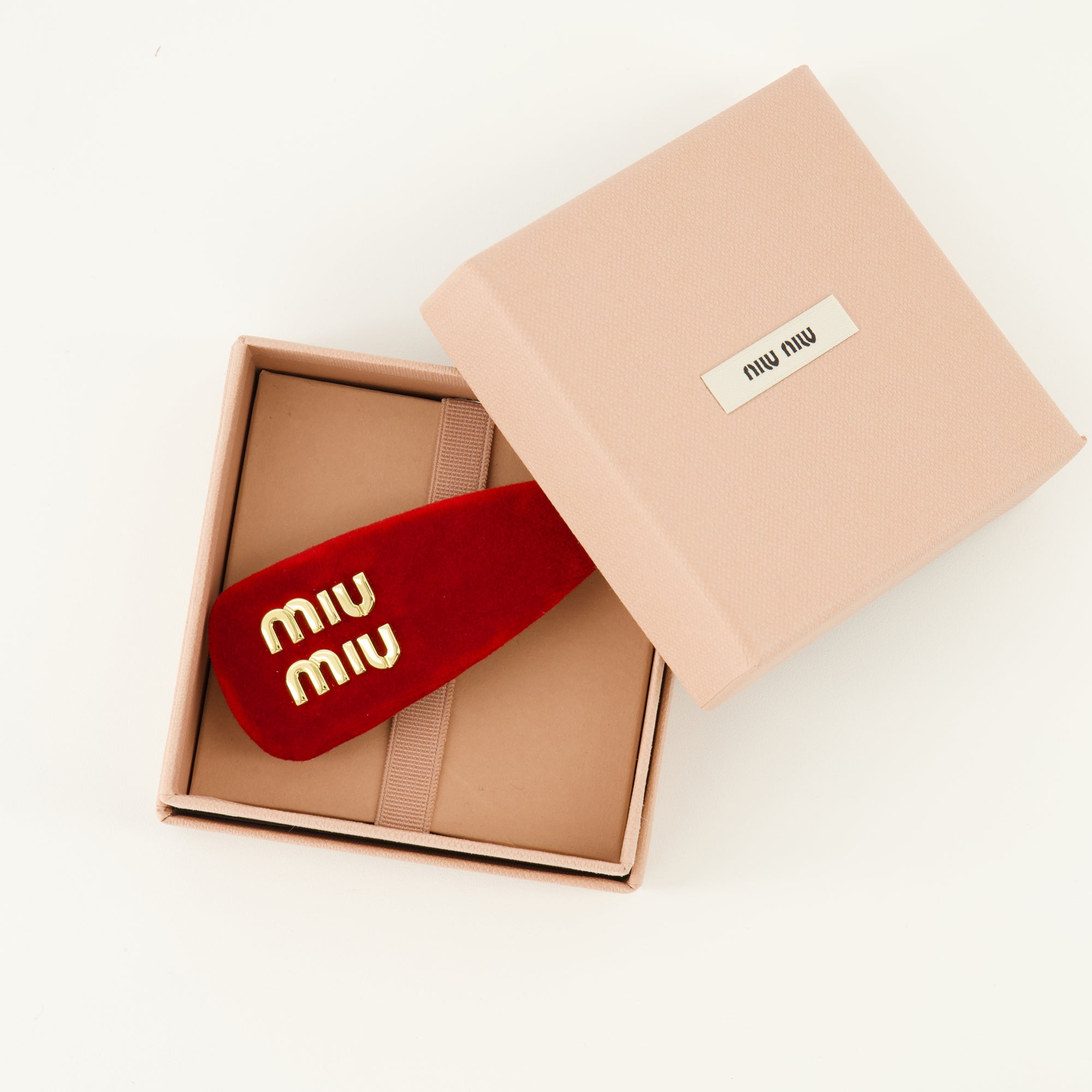 Image de l'article Pince à cheveux en velours rouge de la marque Miu Miu pour Femme - Saison Printemps-Été 2026 - Vue détaillée_3