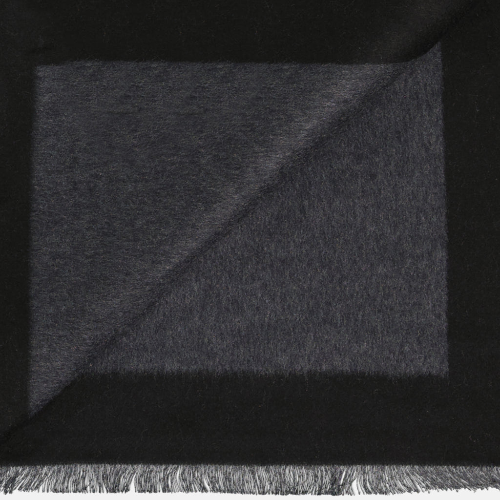 Bild des Cassandre-Plüsch von der Marke Saint Laurent für Herren - Herbst/Winter 2025 - Detailansicht 3