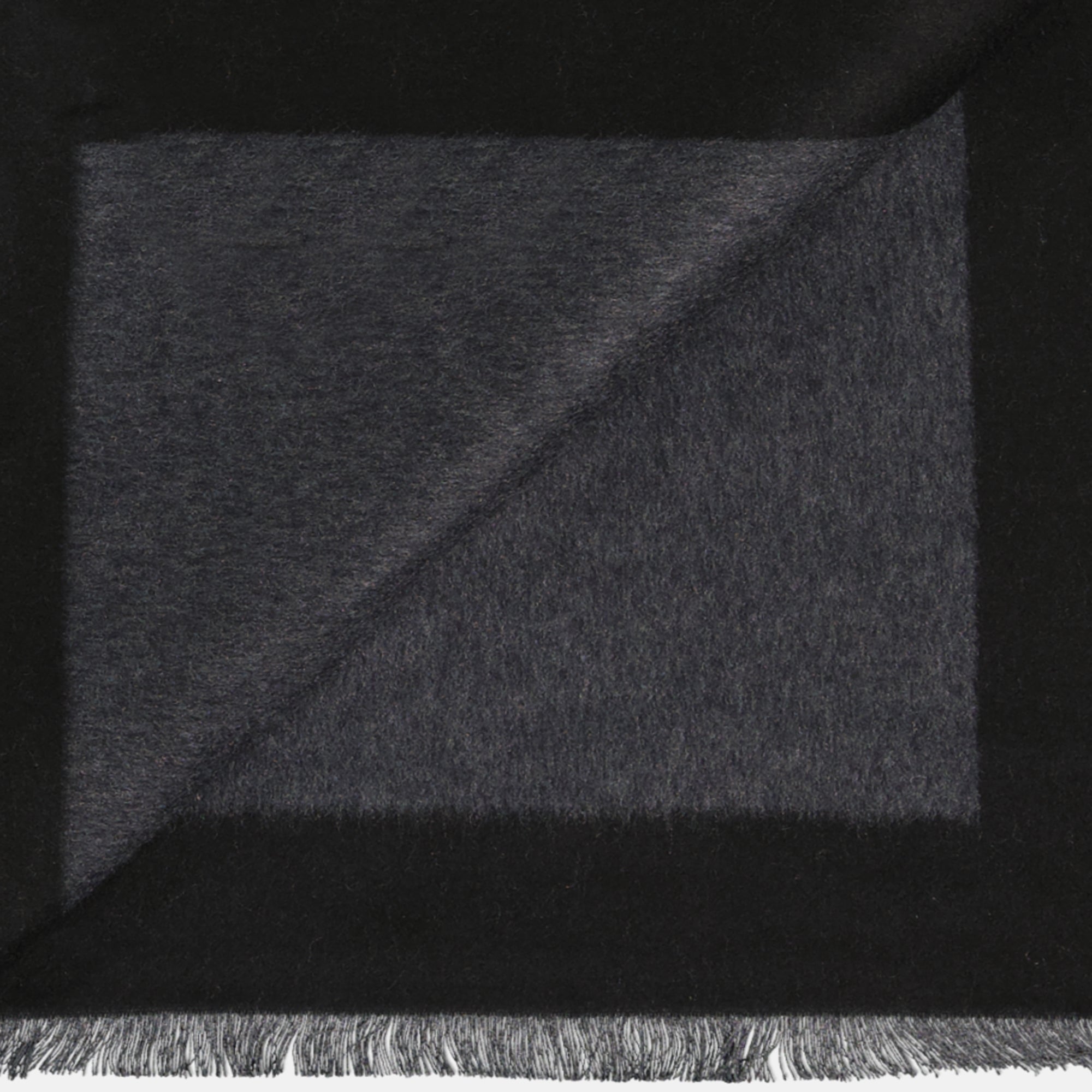 Bild des Cassandre-Plüsch von der Marke Saint Laurent für Herren - Herbst/Winter 2025 - Detailansicht 3