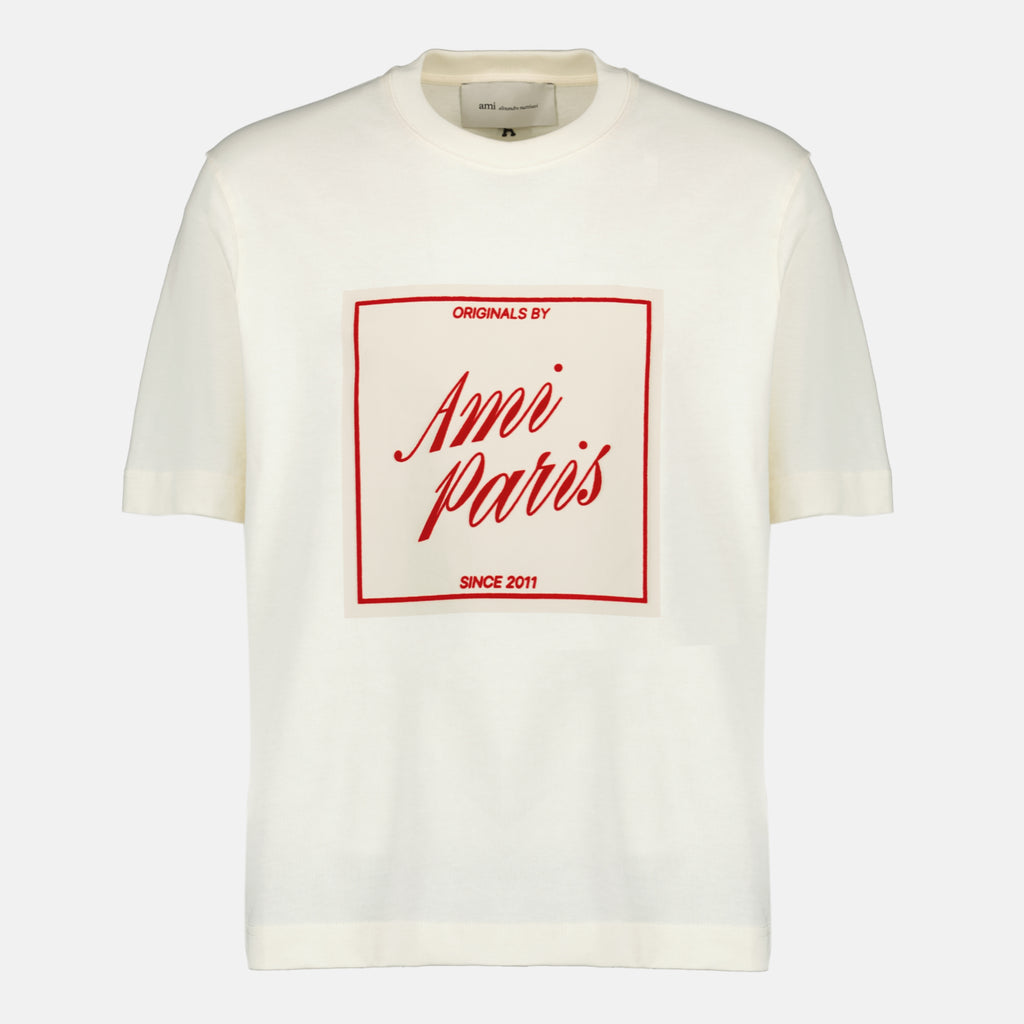 Imagen de la camiseta de la marca Ami PARIS en blanco y rojo para Unisex - Temporada Primavera-Verano 2026 - Vista Frontal