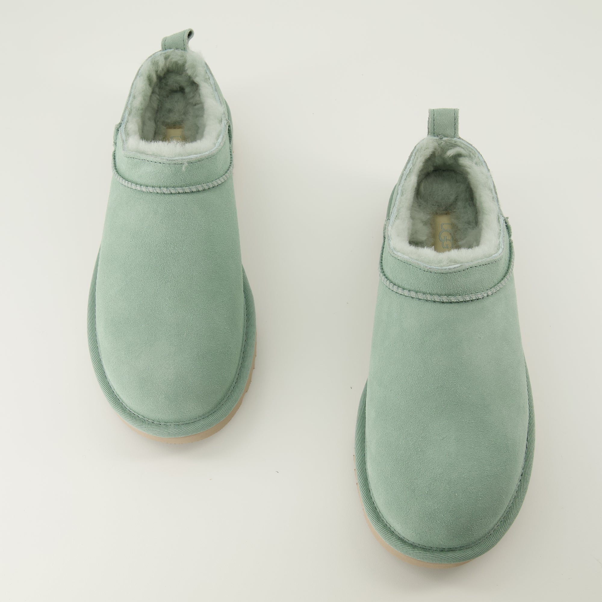 Image de l'article Bottines Classic Micro vert de la marque Ugg pour Femme - Saison Printemps-Été 2026 - Vue de dessus paire de chaussure