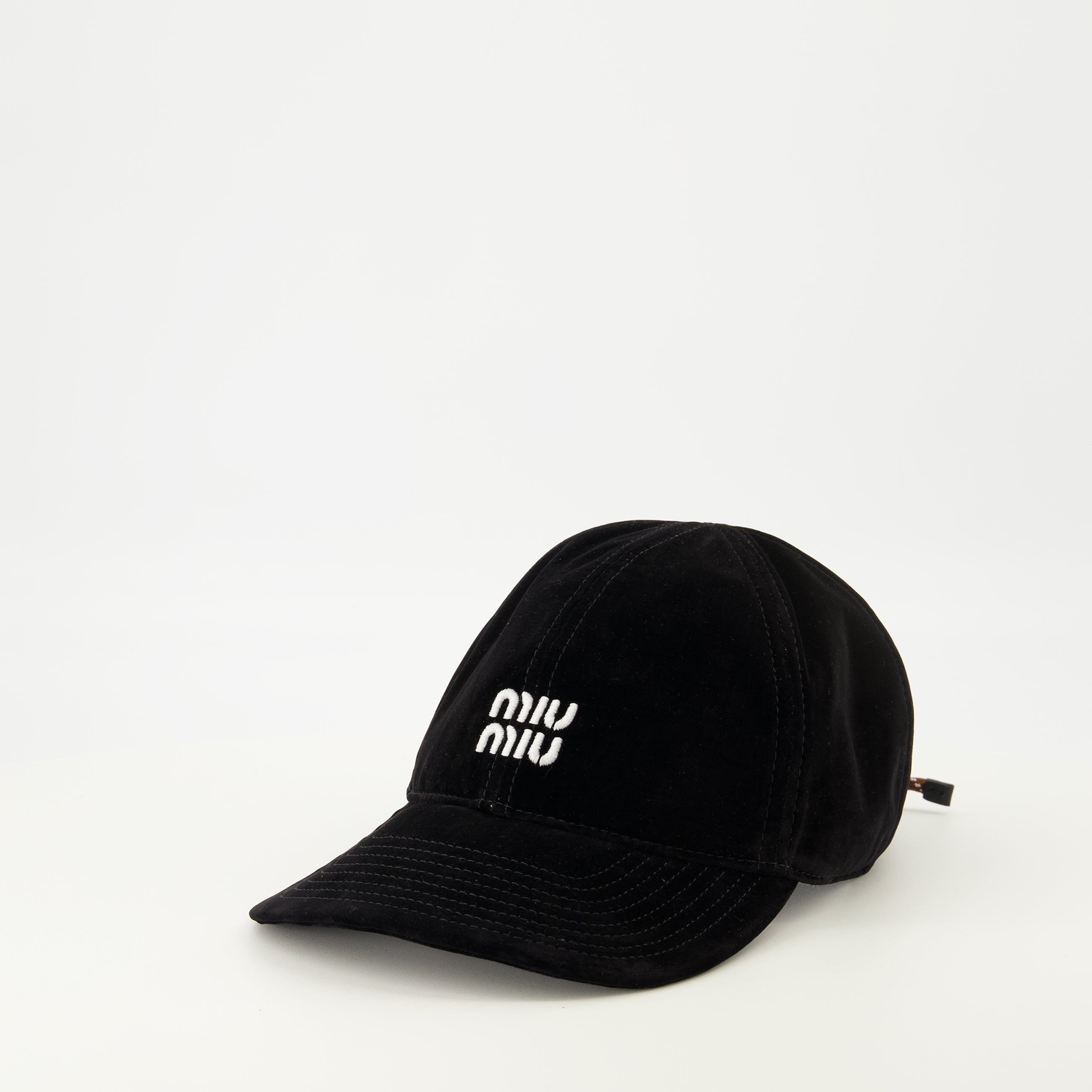 Image de l'article Casquette en velous noir de la marque Miu Miu pour Femme - Saison Printemps-Été 2026 - Vue de Dos