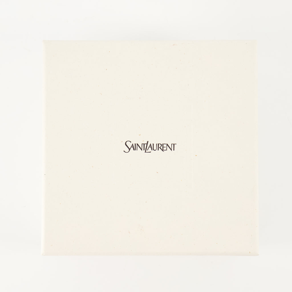 Imagem da Pulseira Cassandre da marca Saint Laurent para Mulheres - Temporada Primavera-Verão 2025 - Vista Detalhada_3